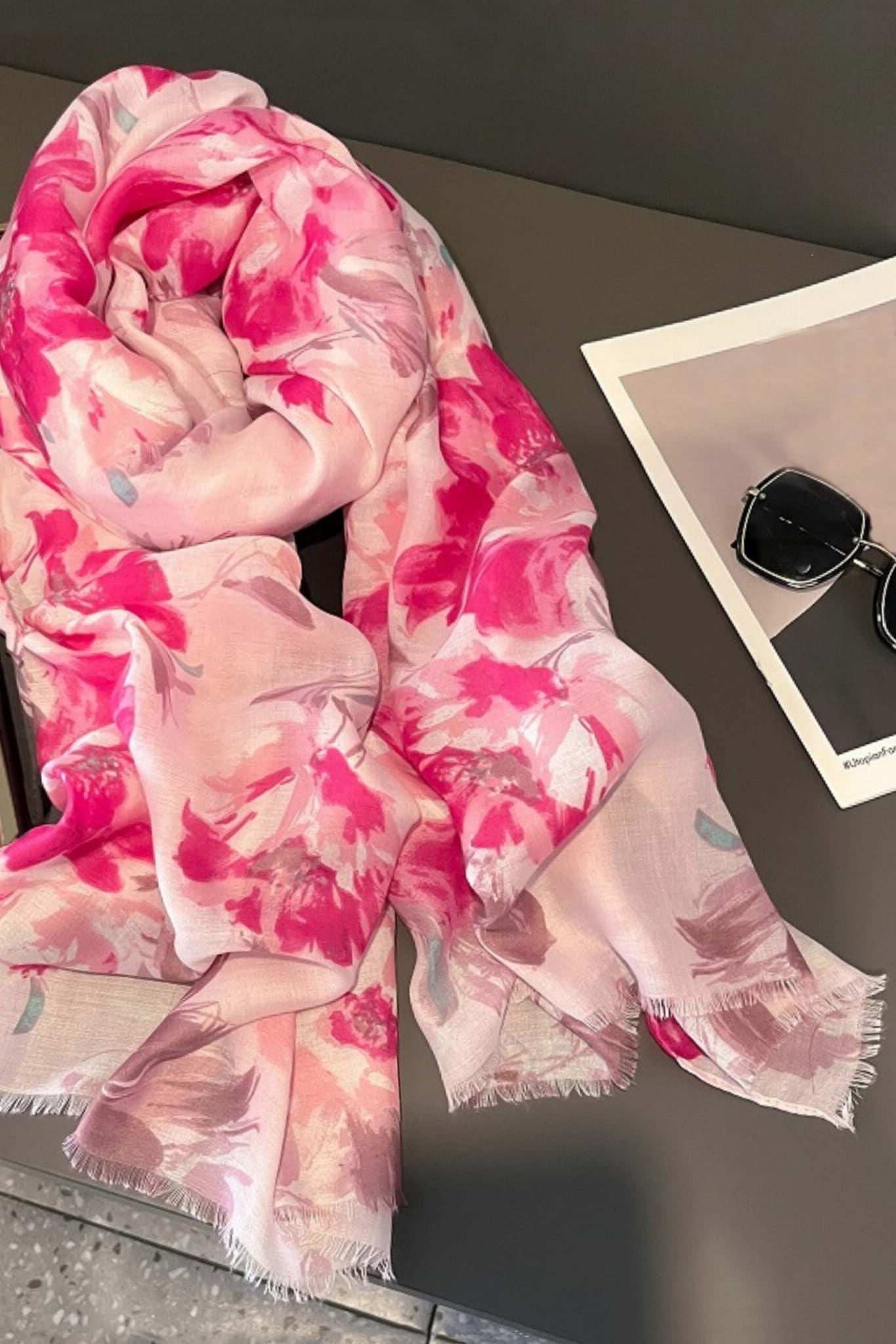 Szalik Damski, Model: C2031-4//T26//5, Kolor: różowy, Skład materiału: 50% Wiskoza; 50% Bawełna, Przeznaczenie: Wielosezonowe, Wymiary(długość/szerokość): 180cm/90cm