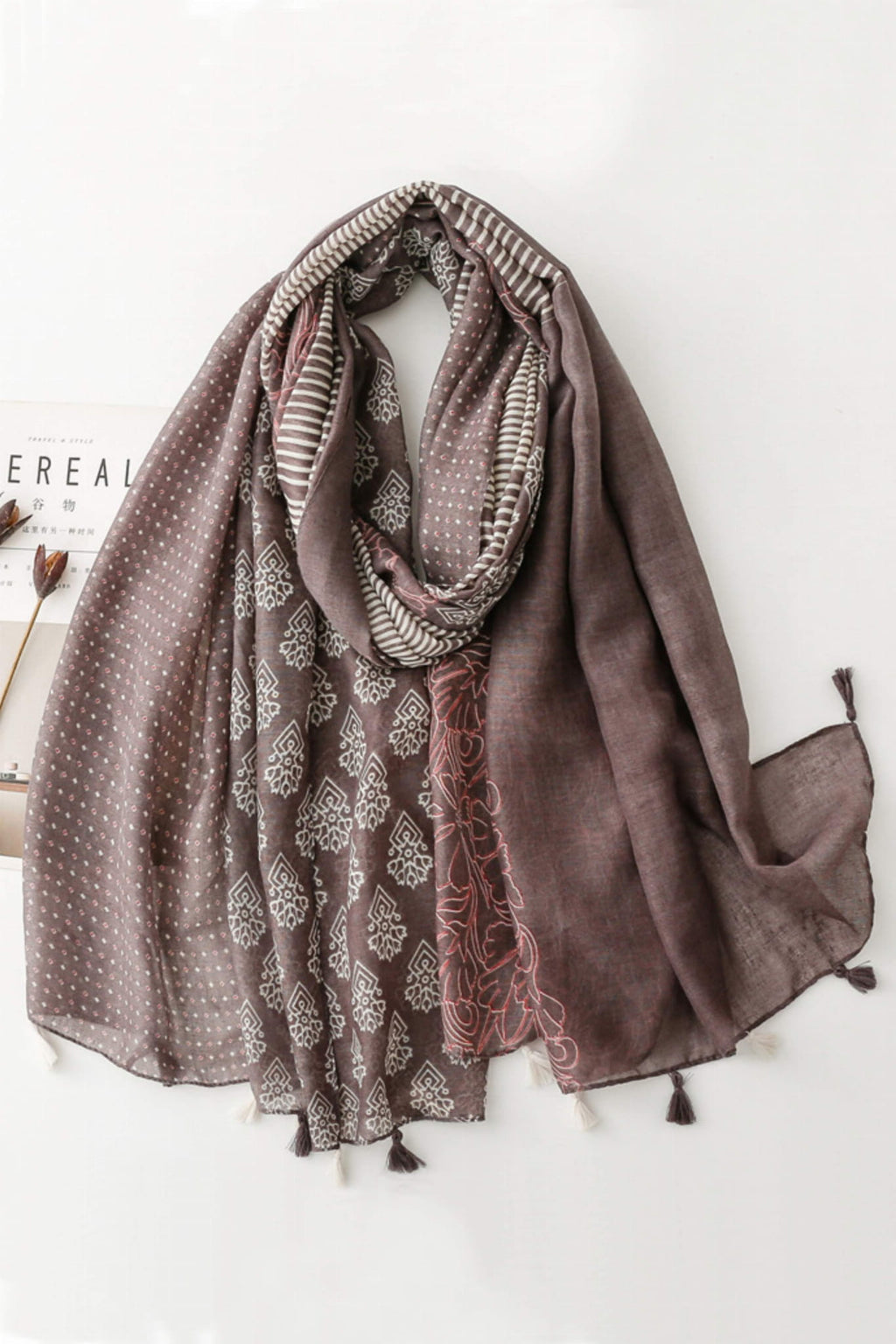 Szalik Damski, Model: C2053//T25//4, Kolor: brązowy, Skład materiału: 50% Wiskoza; 50% Bawełna, Przeznaczenie: Wielosezonowe, Wymiary(długość/szerokość): 180cm/90cm