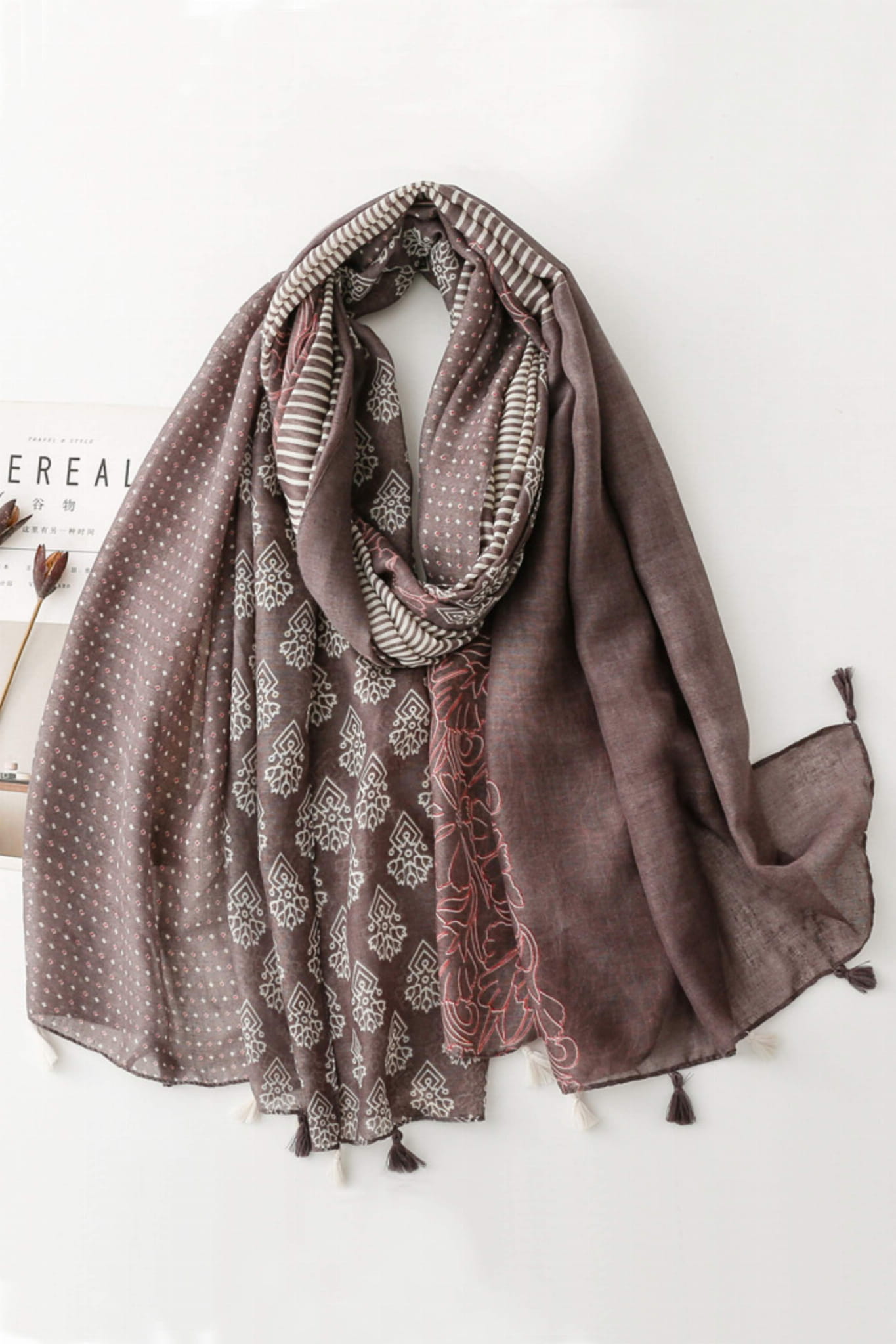 Szalik Damski, Model: C2053//T25//4, Kolor: brązowy, Skład materiału: 50% Wiskoza; 50% Bawełna, Przeznaczenie: Wielosezonowe, Wymiary(długość/szerokość): 180cm/90cm