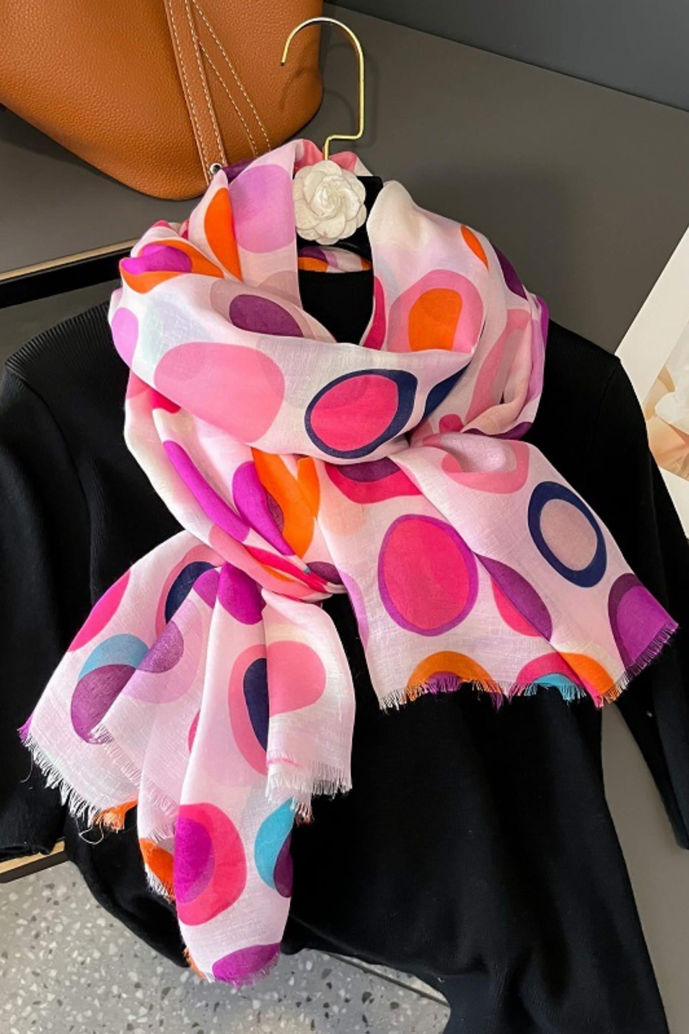 Szalik Damski, Model: C2056-4//T26//5, Kolor: różowy, Skład materiału: 50% Wiskoza; 50% Bawełna, Przeznaczenie: Wielosezonowe, Wymiary(długość/szerokość): 180cm/90cm