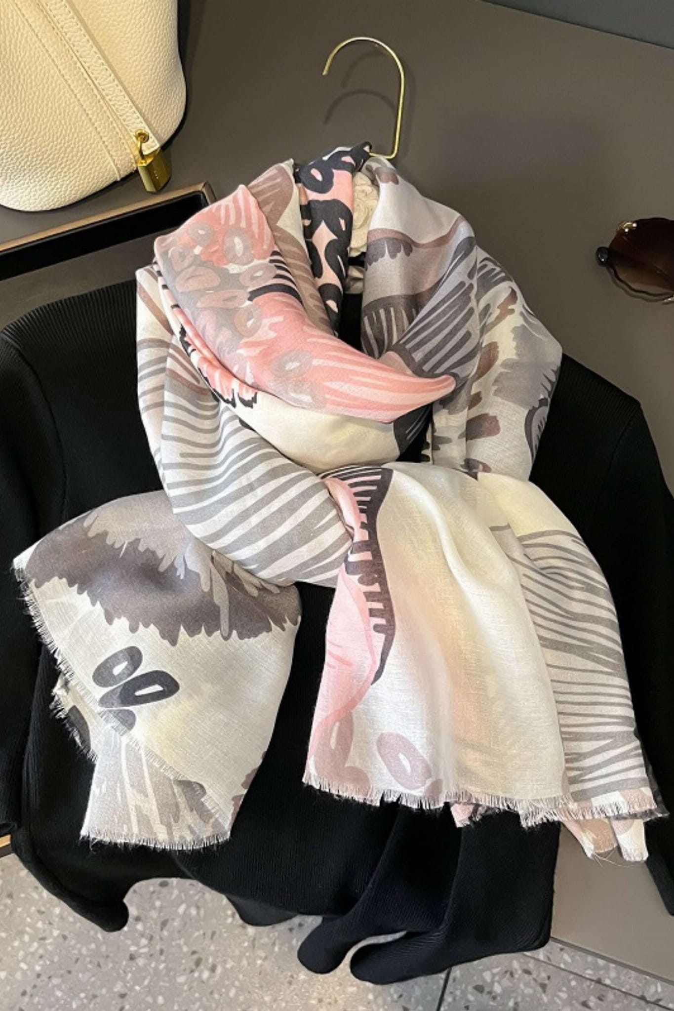 Szalik Damski, Model: C2058-2//T26//5, Kolor: szary, Skład materiału: 50% Wiskoza; 50% Bawełna, Przeznaczenie: Wielosezonowe, Wymiary(długość/szerokość): 180cm/90cm