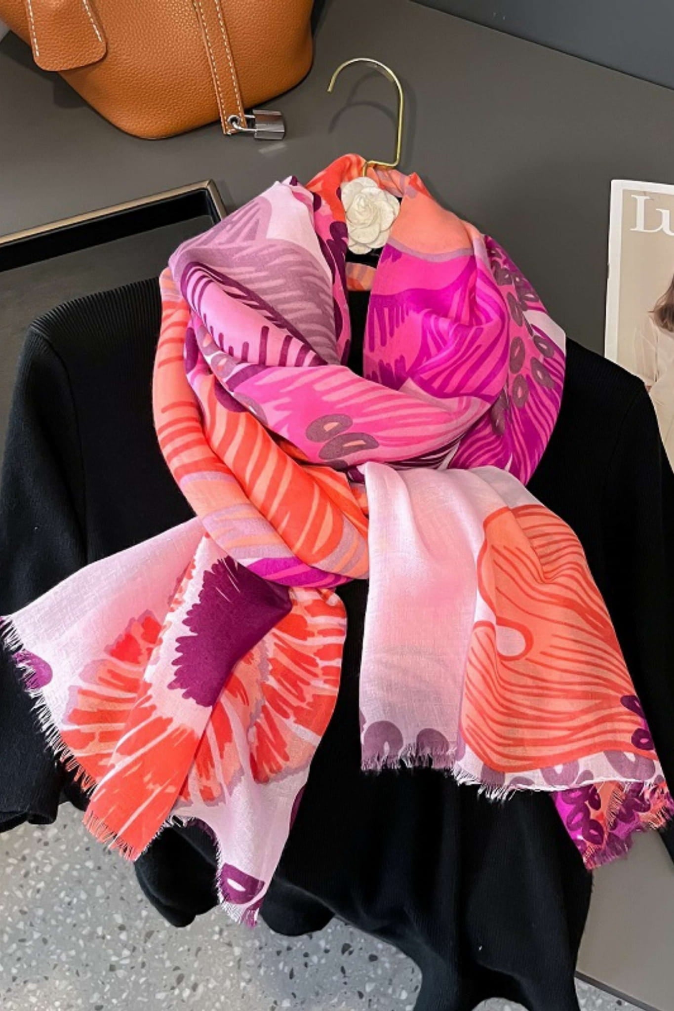 Szalik Damski, Model: C2058-5//T26//5, Kolor: fuksja, Skład materiału: 50% Wiskoza; 50% Bawełna, Przeznaczenie: Wielosezonowe, Wymiary(długość/szerokość): 180cm/90cm