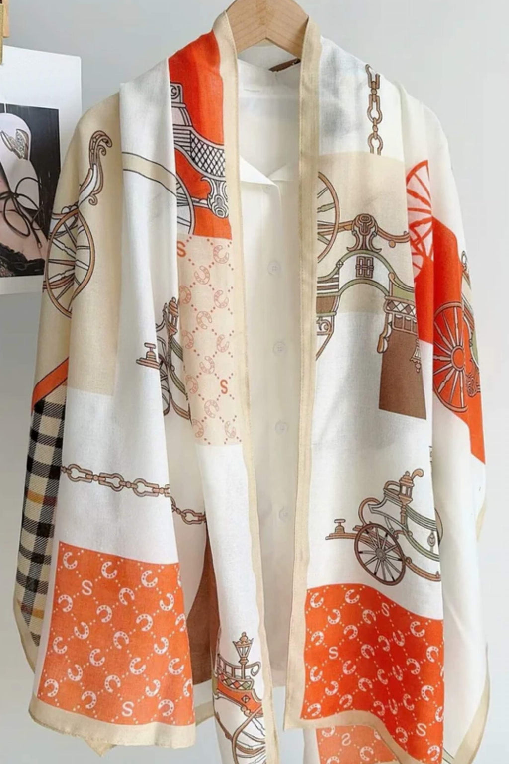 Detail vzoru šálu s motivem kára a kočárů, ukazující elegantní strukturu materiálu | KAMEA | Spironik.pl