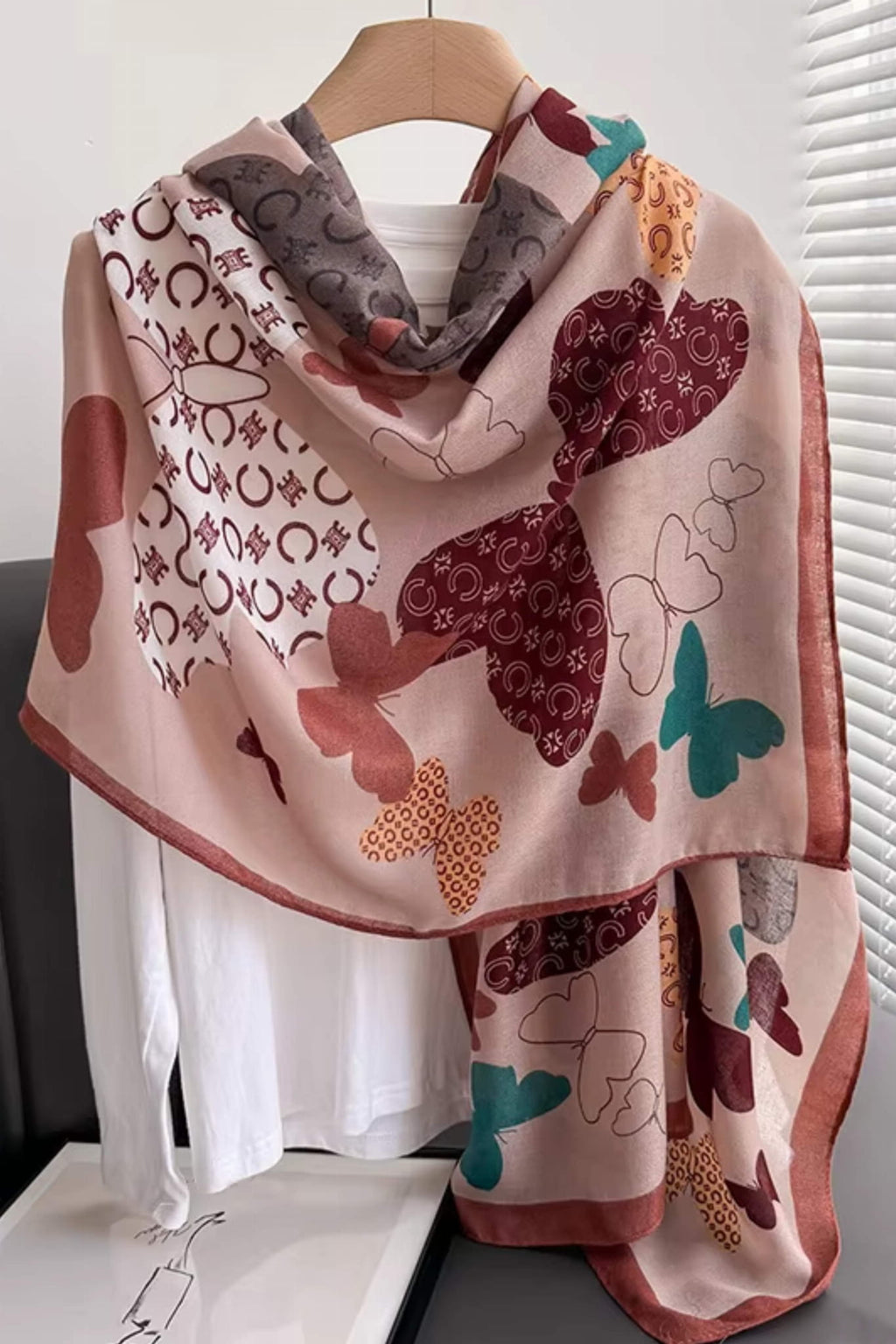 Szaliki, Model: C2078-2//T32//11, Kolor: brązowy, Skład materiału: 100% Wiskoza, Przeznaczenie: Wielosezonowe, Wymiary(długość/szerokość): 180cm/85cm