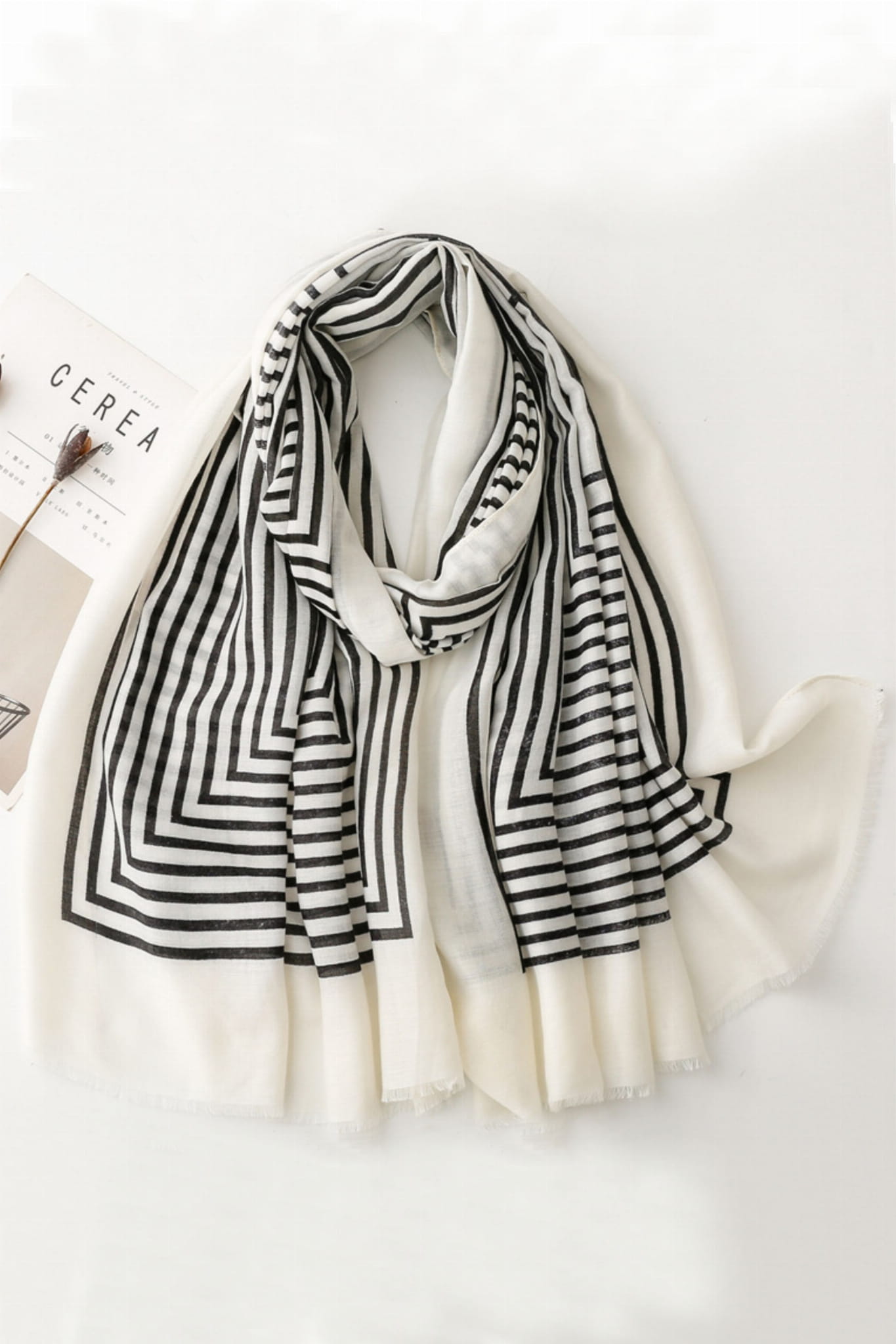 Szalik Damski, Model: C2123-1//T26//5, Kolor: ekru, Skład materiału: 50% Wiskoza; 50% Bawełna, Przeznaczenie: Wielosezonowe, Wymiary(długość/szerokość): 180cm/90cm