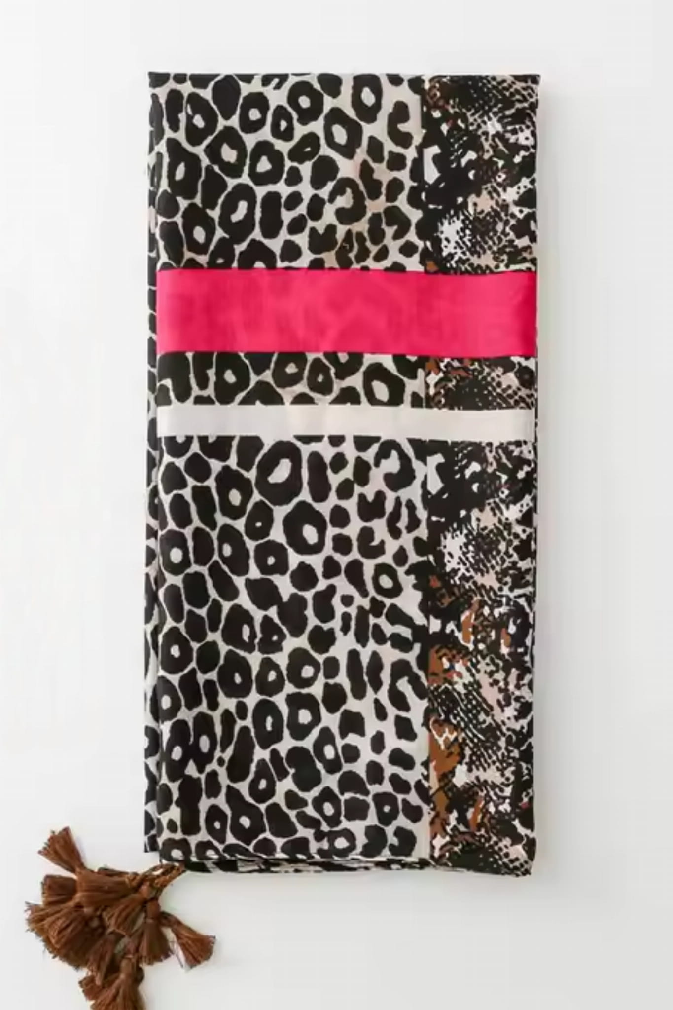 Detal frędzelków szala w panterkę i wężowy wzór z fuksjowym akcentem | KAMEA | Spironik.pl