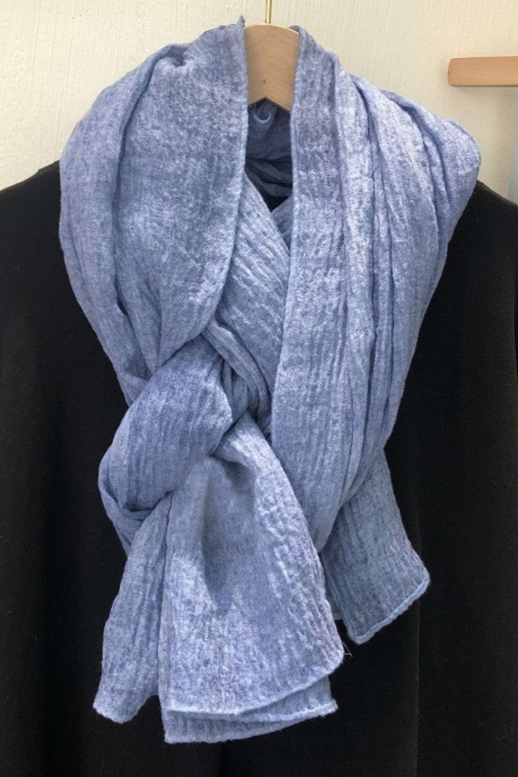 Dámský šátek, Model: C2226-9//T30//9, Barva: džínová, Složení materiálu: 80% Bavlna; 20% Polyester, Určení: Více sezónní, Rozměry(délka/šířka): 180cm/90cm
