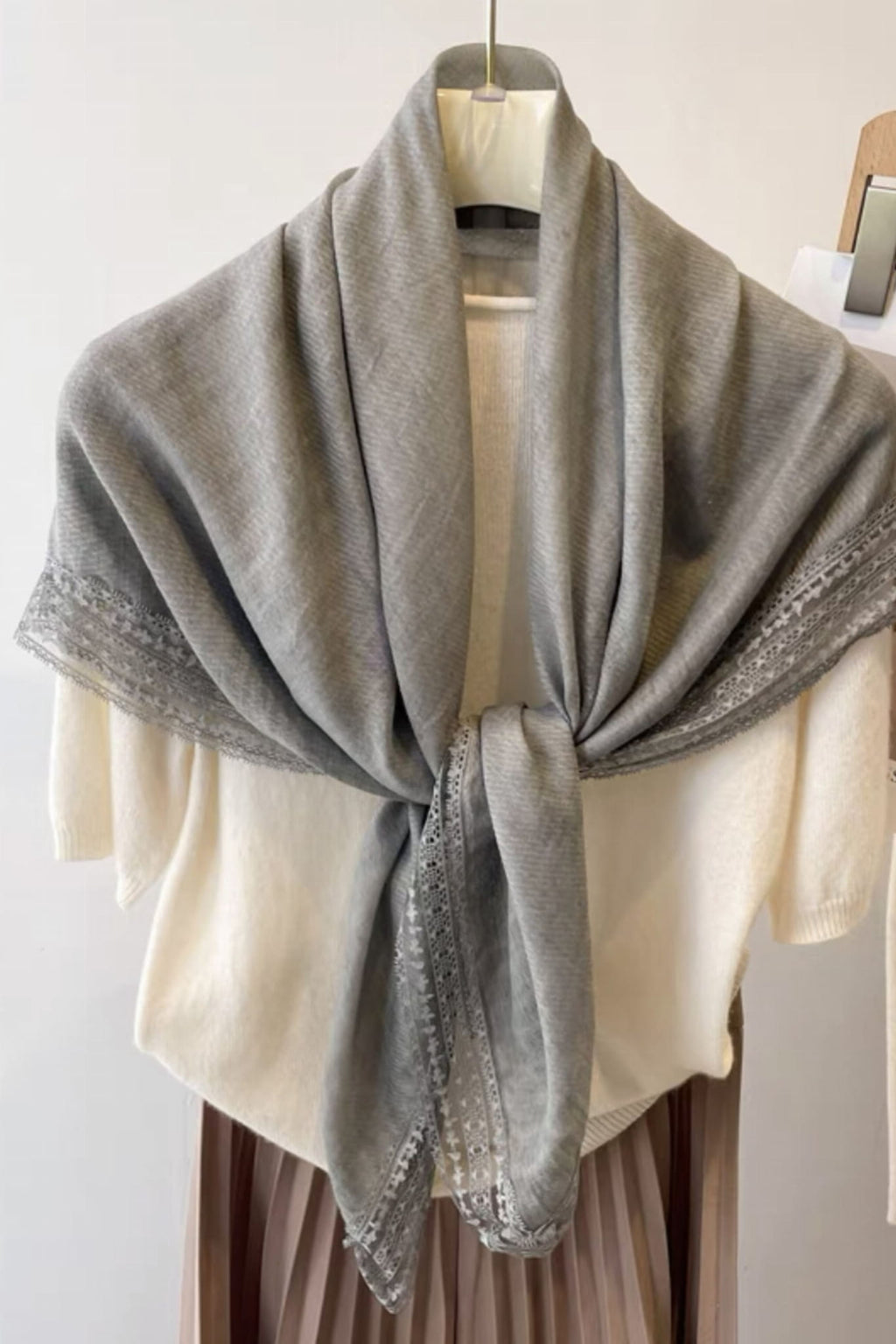 Chusta Damska, Model: C2223-2//T29//8, Kolor: szary, Skład materiału: 80% Bawełna; 20% Poliester, Przeznaczenie: Wielosezonowe, Wymiary(długość/szerokość): 100cm/100cm