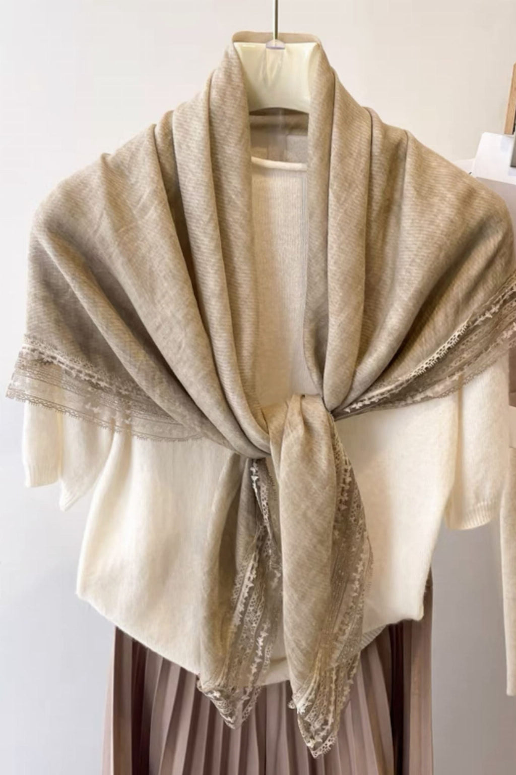 Chusta Damska, Model: C2223-3//T29//8, Kolor: beżowy, Skład materiału: 80% Bawełna; 20% Poliester, Przeznaczenie: Wielosezonowe, Wymiary(długość/szerokość): 100cm/100cm