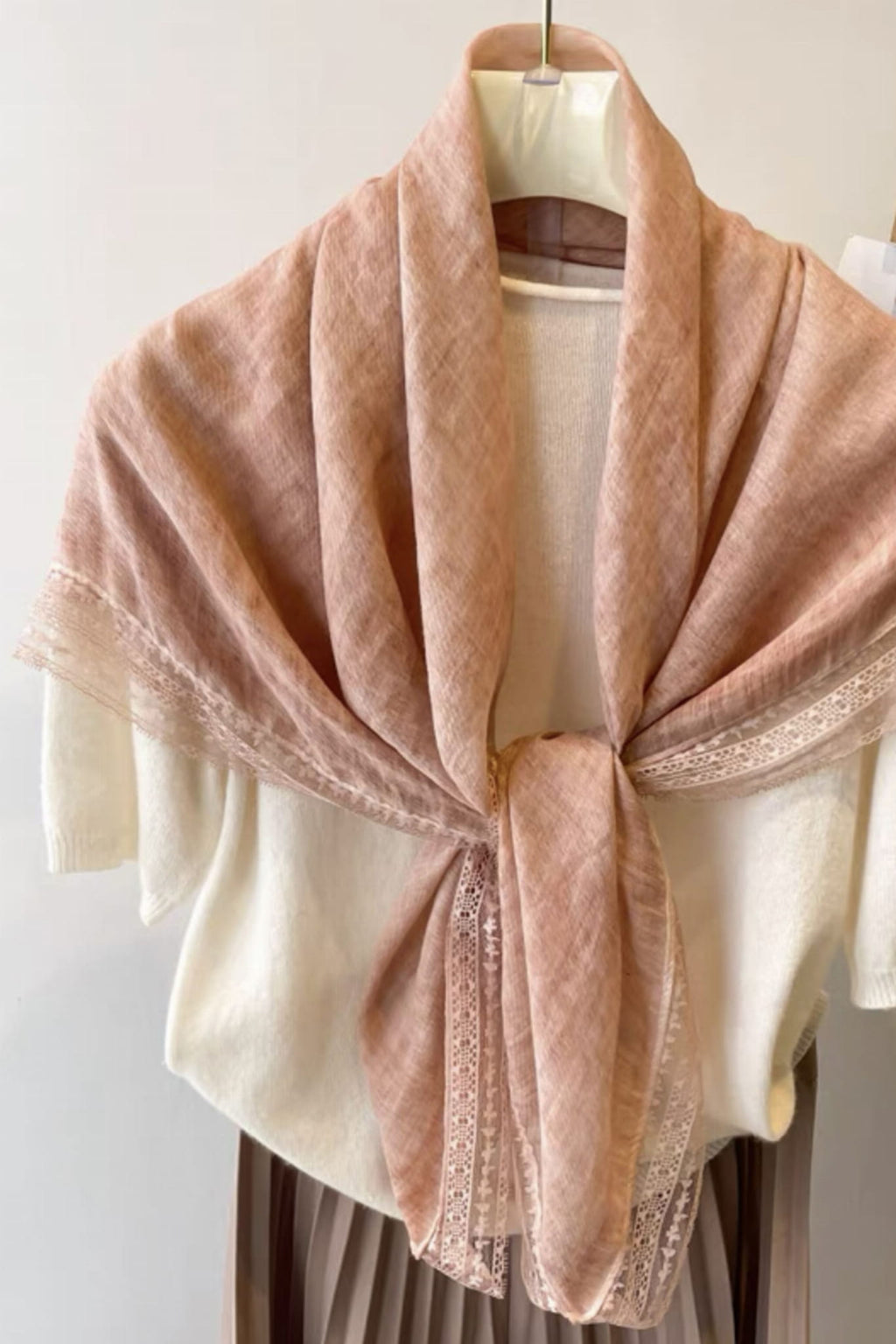 Chusta bawełniana 100x100 cm w pudrowym różu, idealna do codziennych stylizacji | KAMEA | Spironik.pl