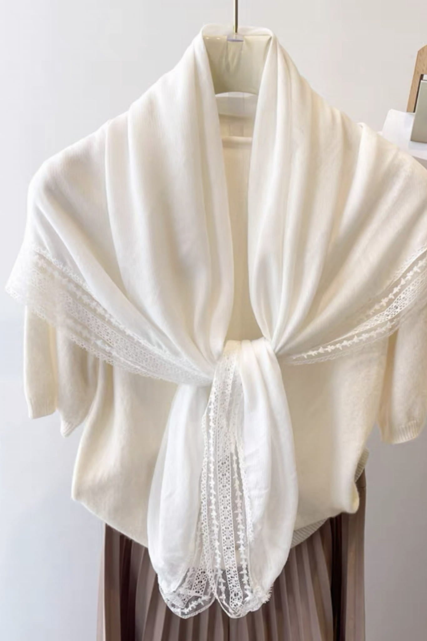 Chusta Damska, Model: C2223-5//T29//8, Kolor: ekru, Skład materiału: 80% Bawełna; 20% Poliester, Przeznaczenie: Wielosezonowe, Wymiary(długość/szerokość): 100cm/100cm