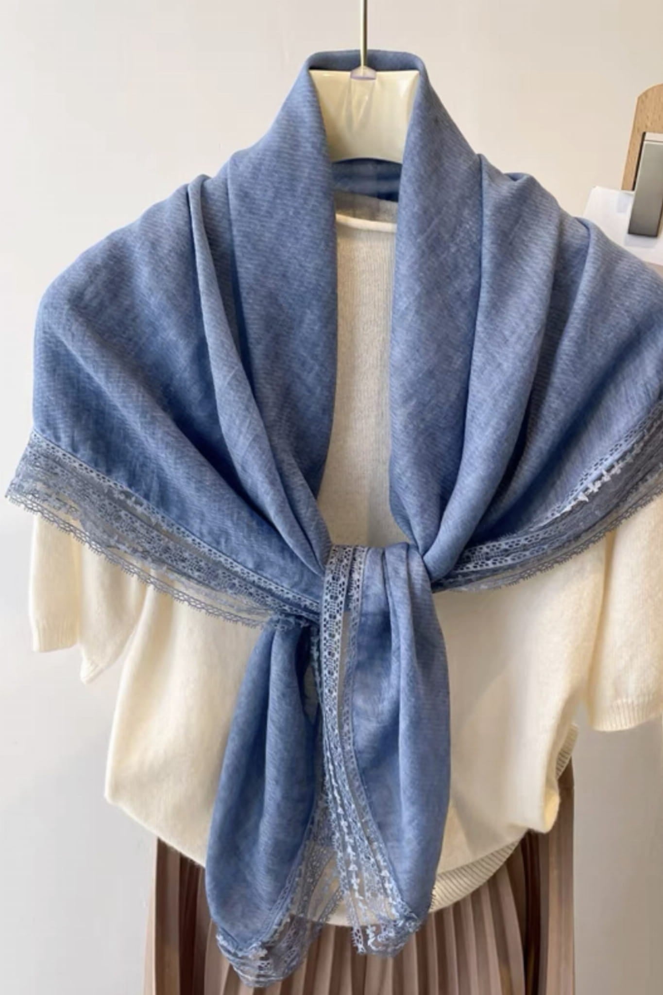 Chusta Damska, Model: C2223-7//T29//8, Kolor: jeansowy, Skład materiału: 80% Bawełna; 20% Poliester, Przeznaczenie: Wielosezonowe, Wymiary(długość/szerokość): 100cm/100cm