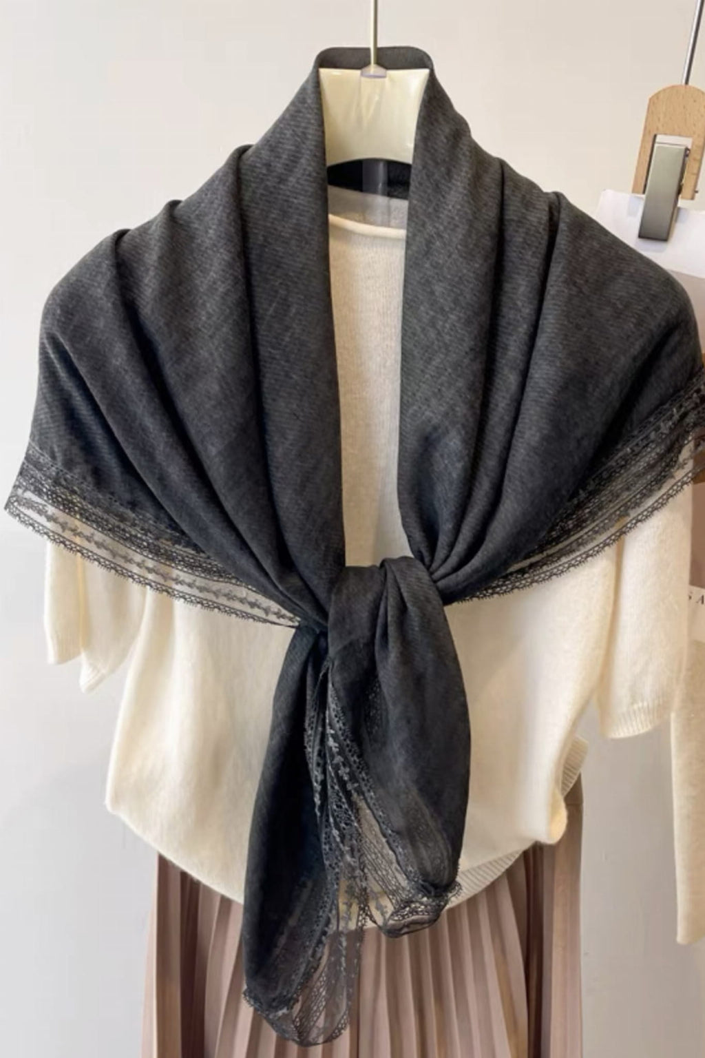 Chusta Damska, Model: C2223-8//T29//8, Kolor: czarny, Skład materiału: 80% Bawełna; 20% Poliester, Przeznaczenie: Wielosezonowe, Wymiary(długość/szerokość): 100cm/100cm