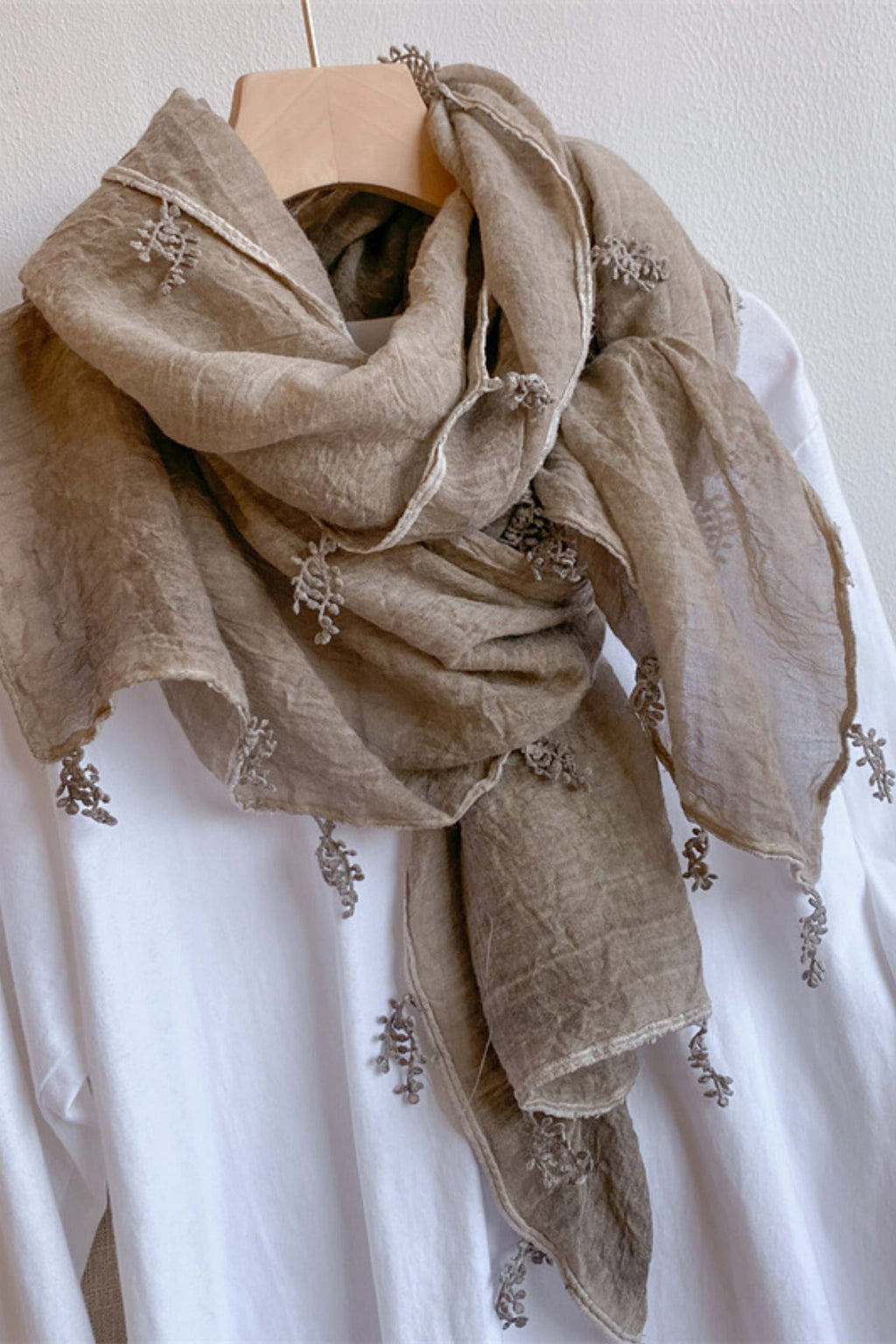 Dámský šátek, Model: C2219-4//T28//7, Barva: béžová, Složení materiálu: 80% Bavlna; 20% Polyester, Určení: Vícesezónní, Rozměry(délka/šířka): 180cm/90cm