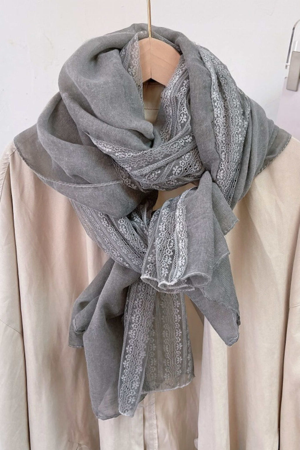 Dámský šátek, Model: C2217-7//T28//7, Barva: šedá, Složení materiálu: 80% Bavlna; 20% Polyester, Určení: Více sezónní, Rozměry(délka/šířka): 180cm/90cm