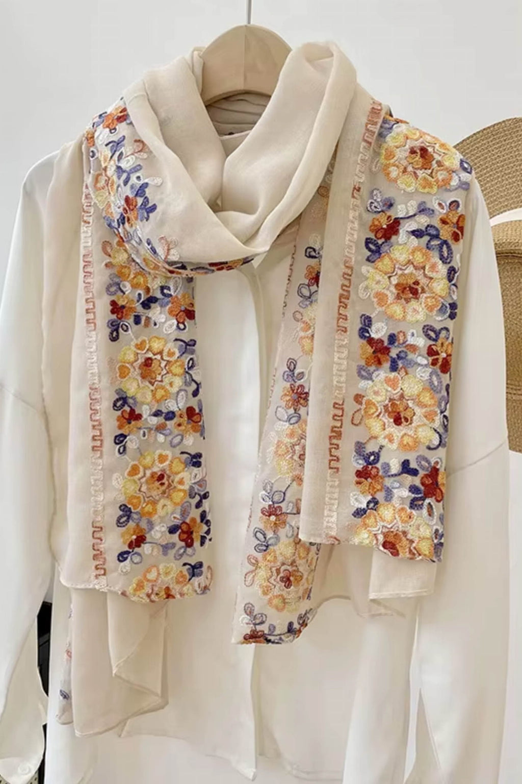 Szalik Damski, Model: C2204-3//T25//4, Kolor: jasny beżowy, Skład materiału: 50% Wiskoza; 50% Bawełna, Przeznaczenie: Wielosezonowe, Wymiary(długość/szerokość): 180cm/90cm