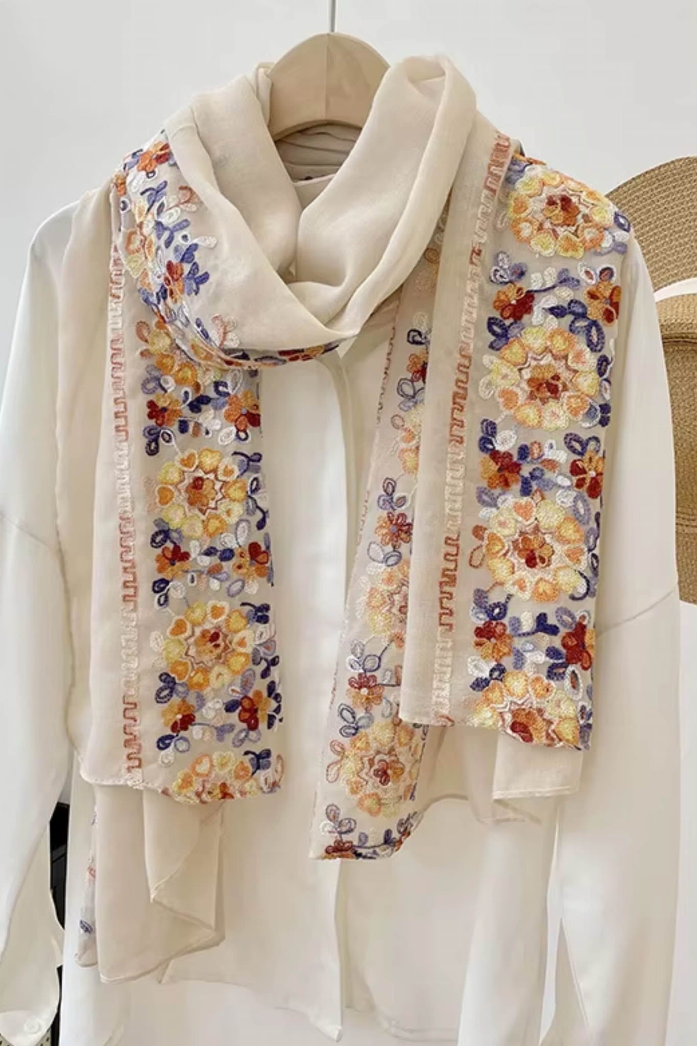 Szalik Damski, Model: C2204-3//T25//4, Kolor: jasny beżowy, Skład materiału: 50% Wiskoza; 50% Bawełna, Przeznaczenie: Wielosezonowe, Wymiary(długość/szerokość): 180cm/90cm