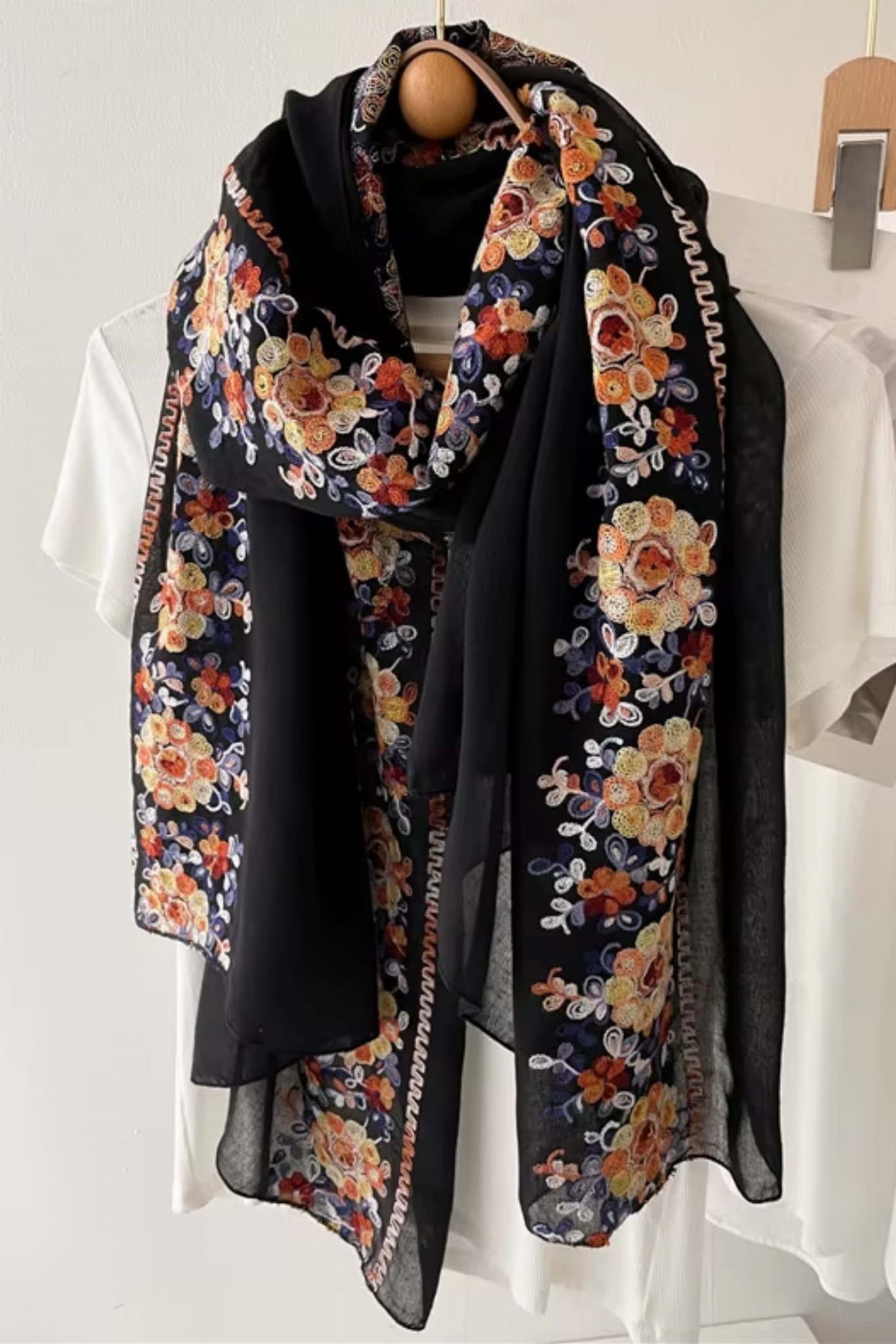 Szalik Damski, Model: C2204-4//T25//4, Kolor: czarny, Skład materiału: 50% Wiskoza; 50% Bawełna, Przeznaczenie: Wielosezonowe, Wymiary(długość/szerokość): 180cm/90cm