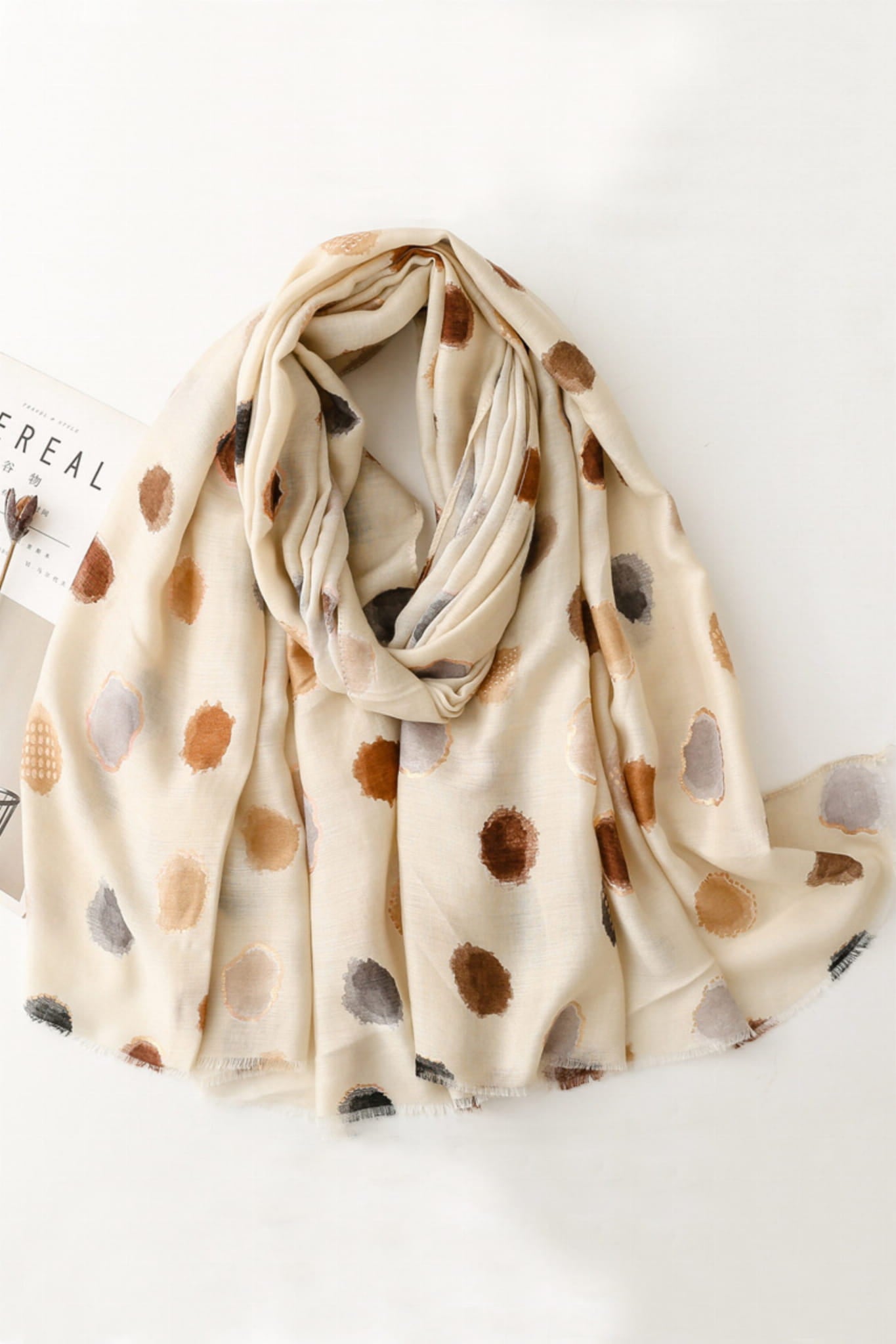 Szalik Damski, Model: C2192-1//T27//6, Kolor: jasny beżowy, Skład materiału: 50% Wiskoza; 50% Bawełna, Przeznaczenie: Wielosezonowe, Wymiary(długość/szerokość): 180cm/90cm