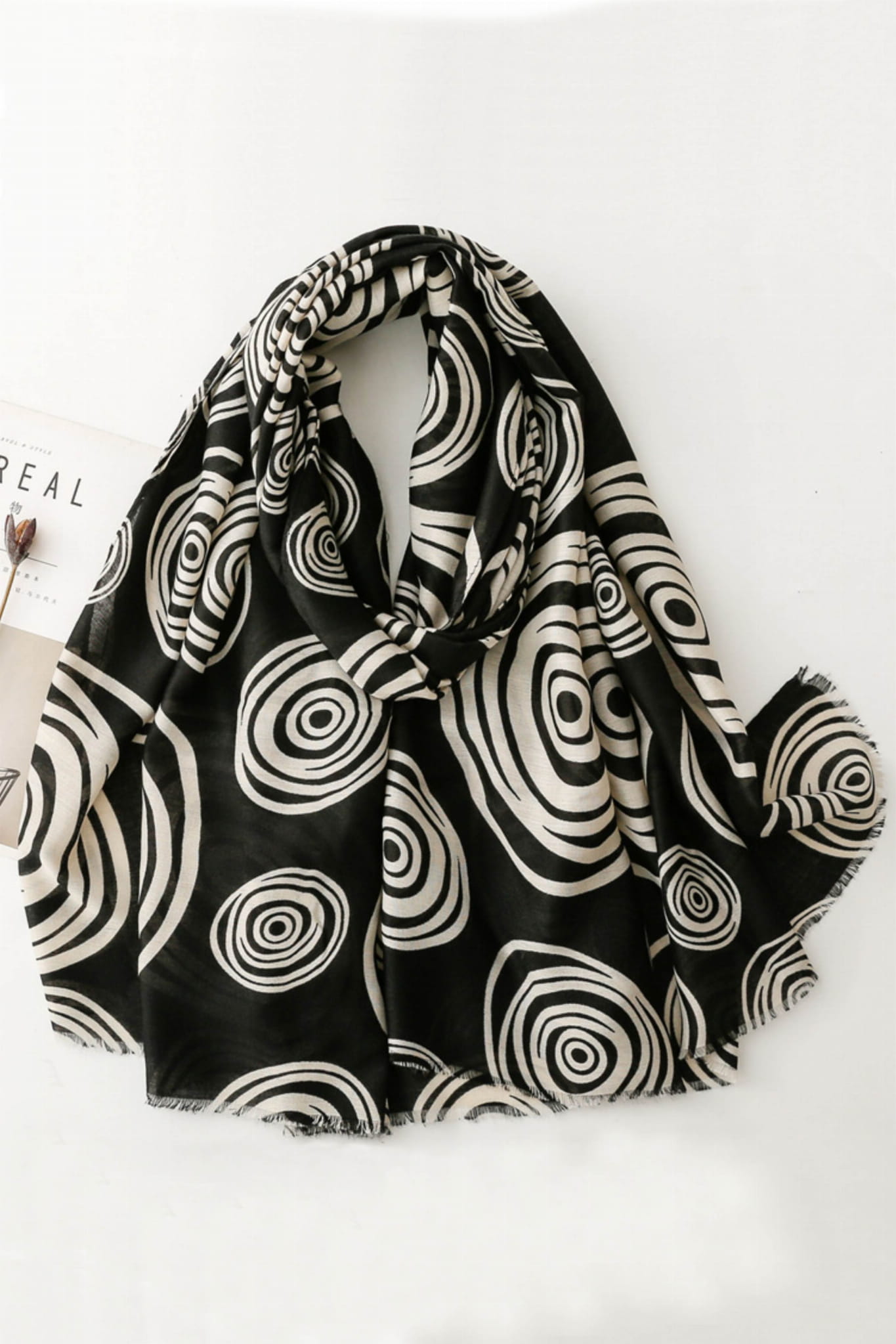 Szalik Damski, Model: C2185-2//T27//6, Kolor: czarny, Skład materiału: 50% Wiskoza; 50% Bawełna, Przeznaczenie: Wielosezonowe, Wymiary(długość/szerokość): 180cm/90cm