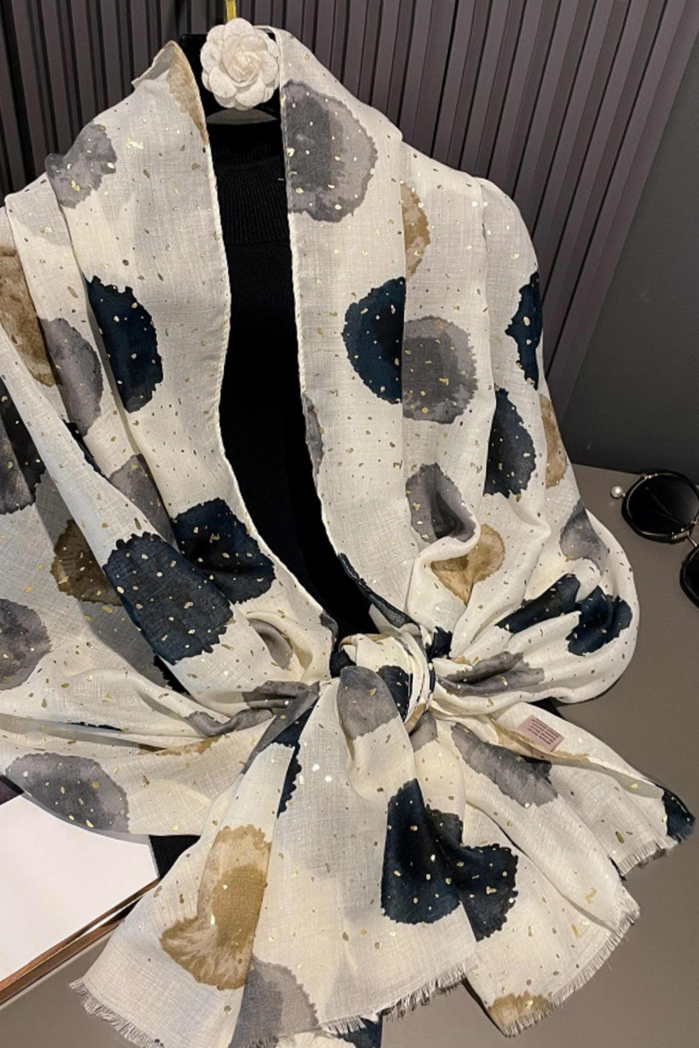 Detal szala w czarno-szare plamy na białym tle, z subtelnym złotym blaskiem, idealny na różne pory roku | KAMEA | Spironik.pl