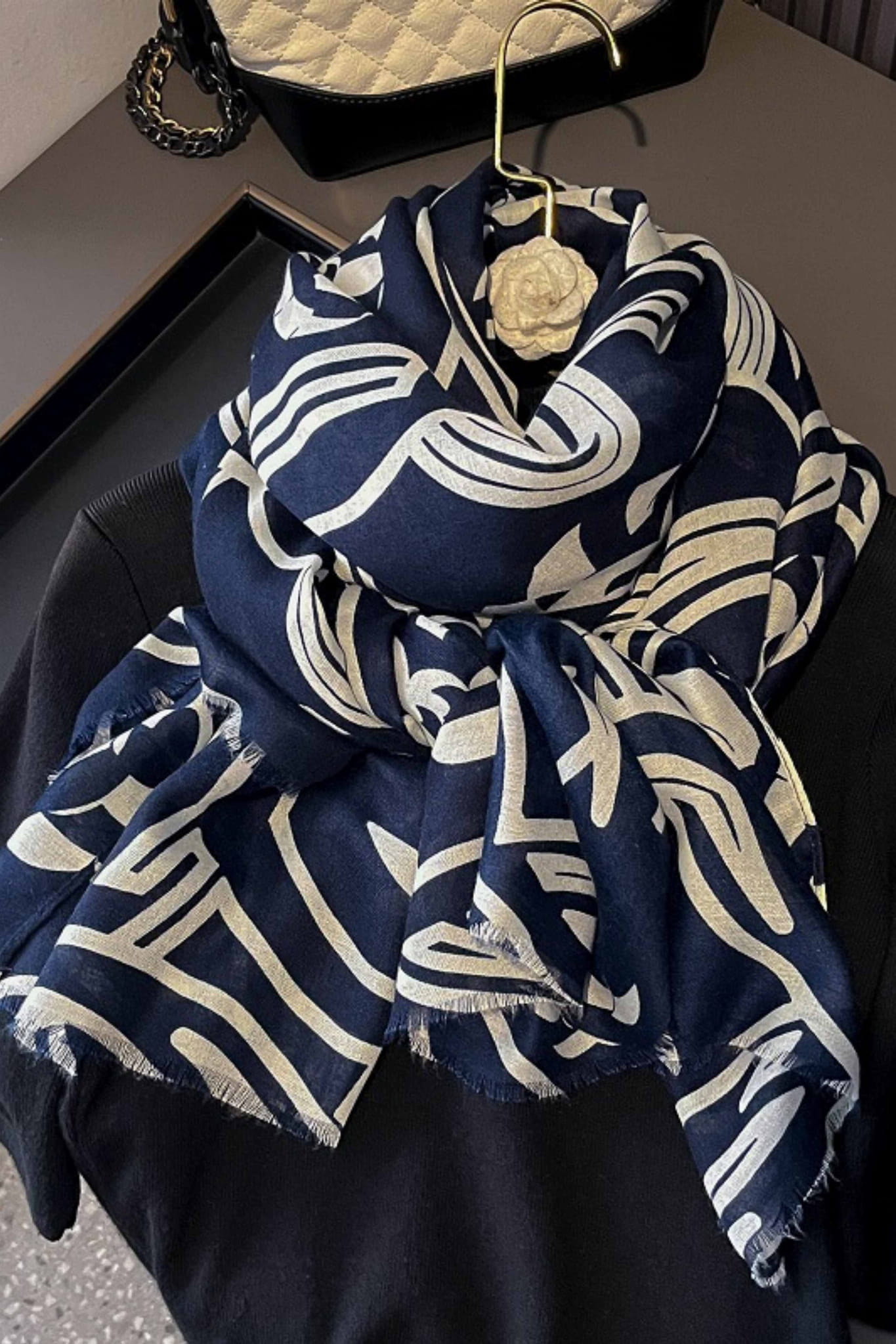 Szalik Damski, Model: C2272-3//T27//6, Kolor: granatowy, Skład materiału: 50% Wiskoza; 50% Bawełna, Przeznaczenie: Wielosezonowe, Wymiary(długość/szerokość): 180cm/90cm