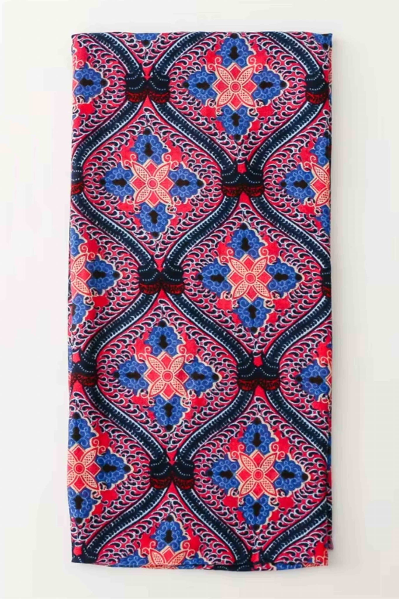 Szal damski w kolorach czerwieni, granatu i błękitu, leżący na płaskiej powierzchni | KAMEA | Spironik.pl