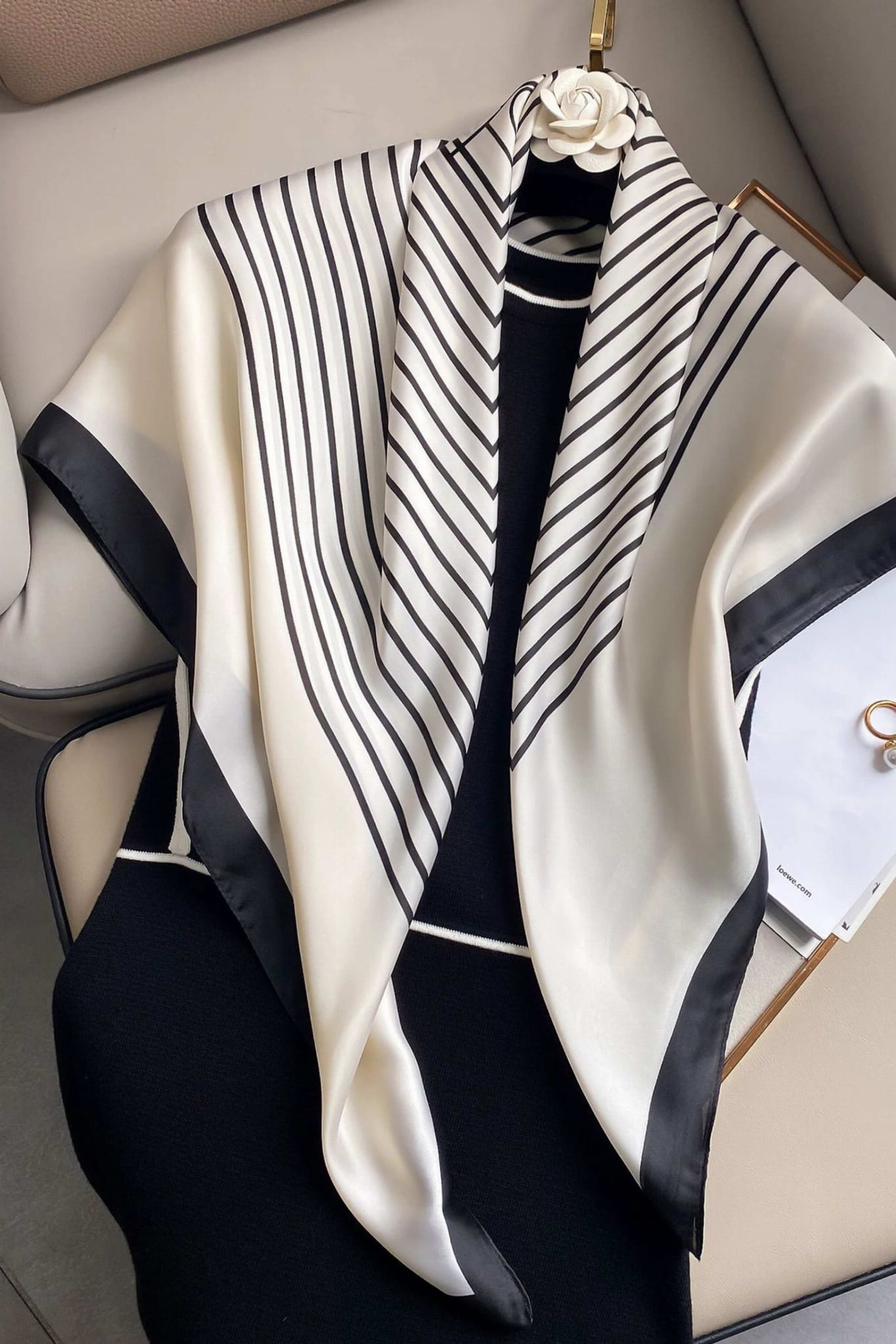 Apaszka, Model: F071-1//T34//13, Kolor: ekru, Skład materiału: 100% Poliester, Przeznaczenie: Wielosezonowe, Wymiary(długość/szerokość): 90cm/90cm (Apaszka, zdjęcie 2)