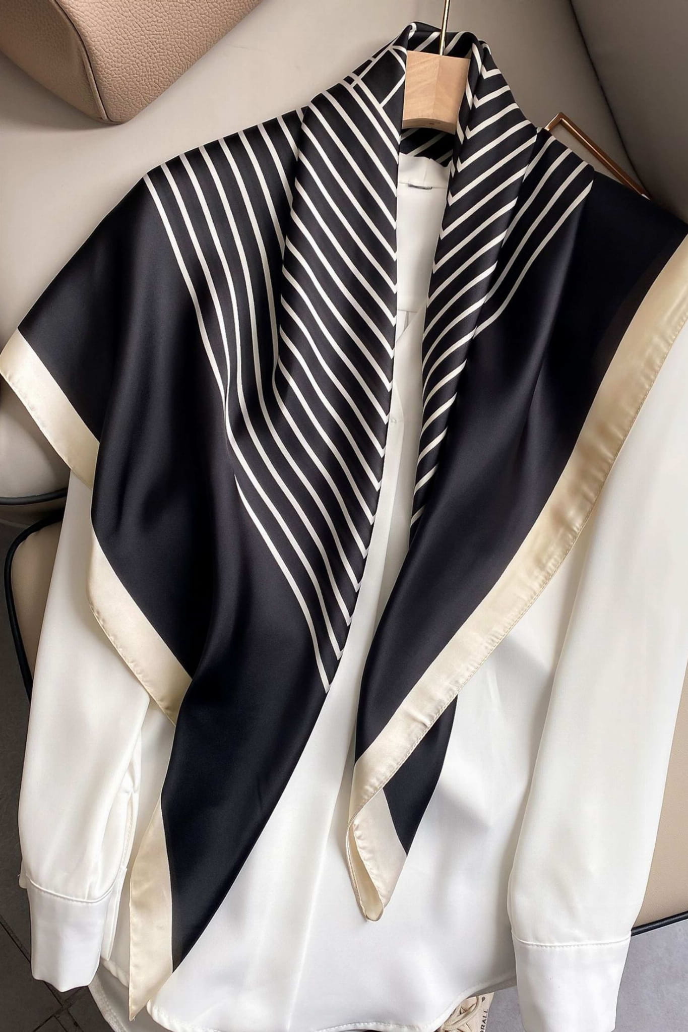 Apaszka, Model: F071-2//T34//13, Kolor: czarny, Skład materiału: 100% Poliester, Przeznaczenie: Wielosezonowe, Wymiary(długość/szerokość): 90cm/90cm