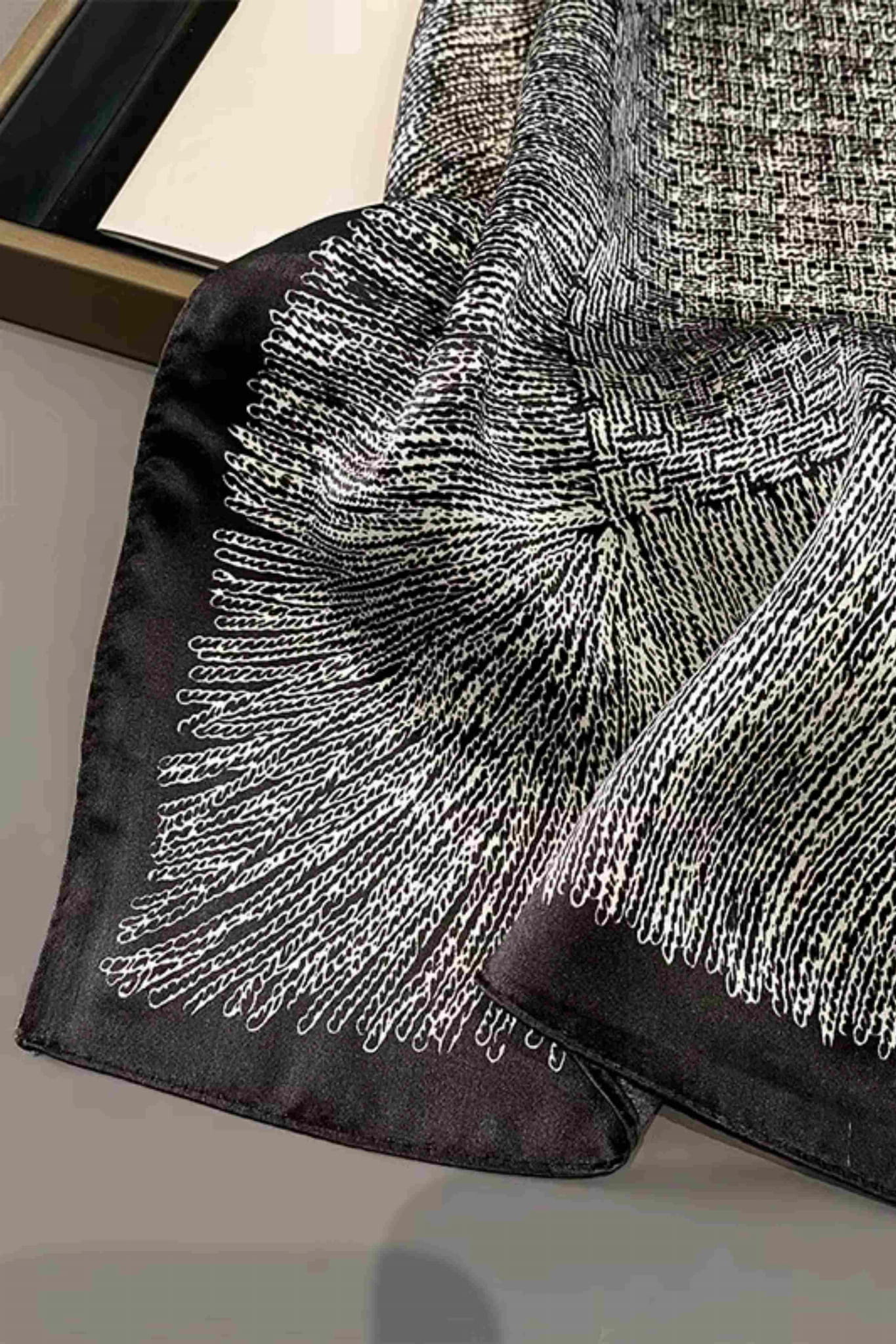 Apaszka, Model: F130//T34//13, Kolor: szary, Skład materiału: 100% Poliester, Przeznaczenie: Wielosezonowe, Wymiary(długość/szerokość): 90cm/90cm (Apaszka, zdjęcie 3)