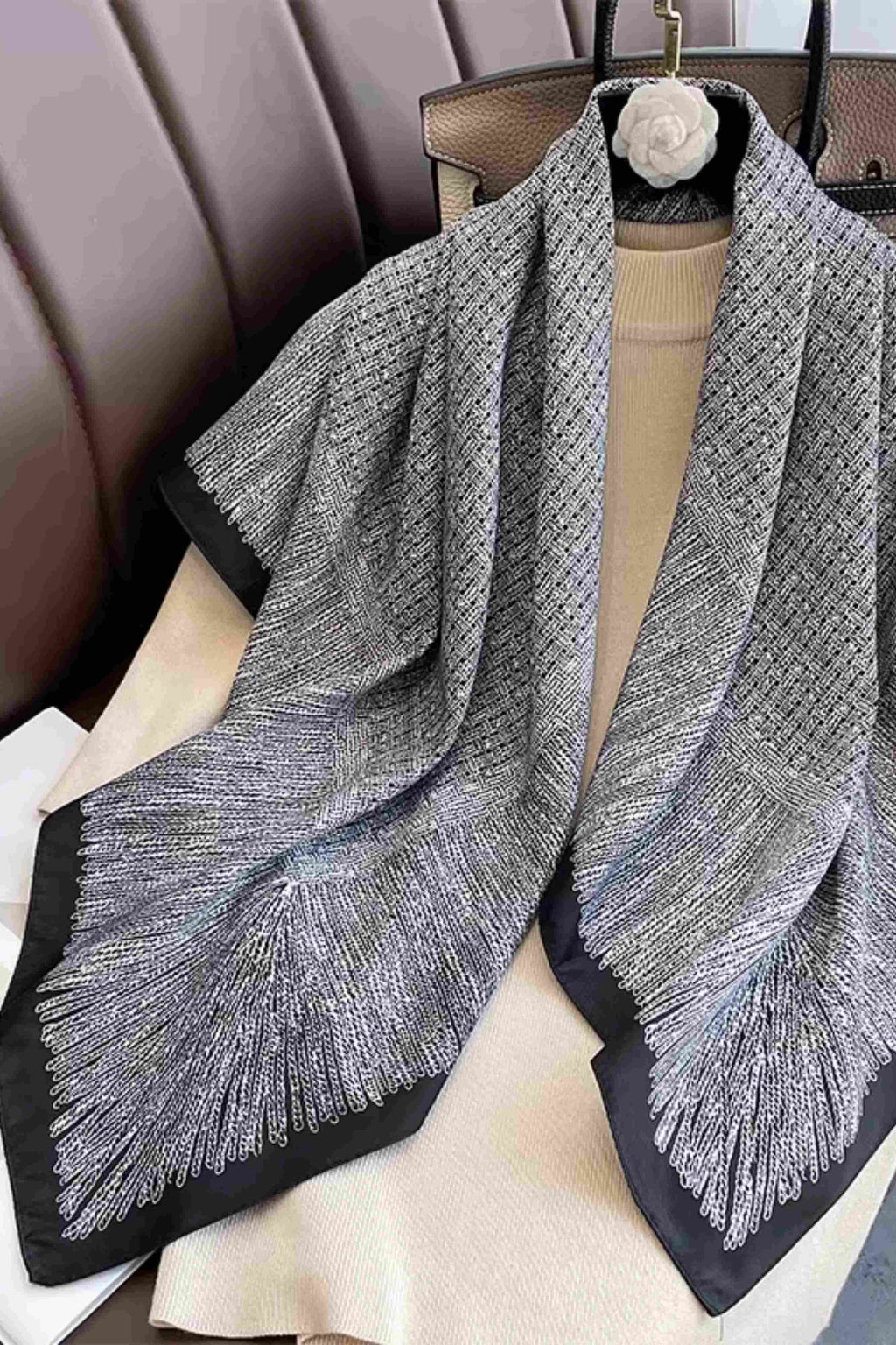 Apaszka, Model: F130//T34//13, Kolor: szary, Skład materiału: 100% Poliester, Przeznaczenie: Wielosezonowe, Wymiary(długość/szerokość): 90cm/90cm (Apaszka, zdjęcie 8)