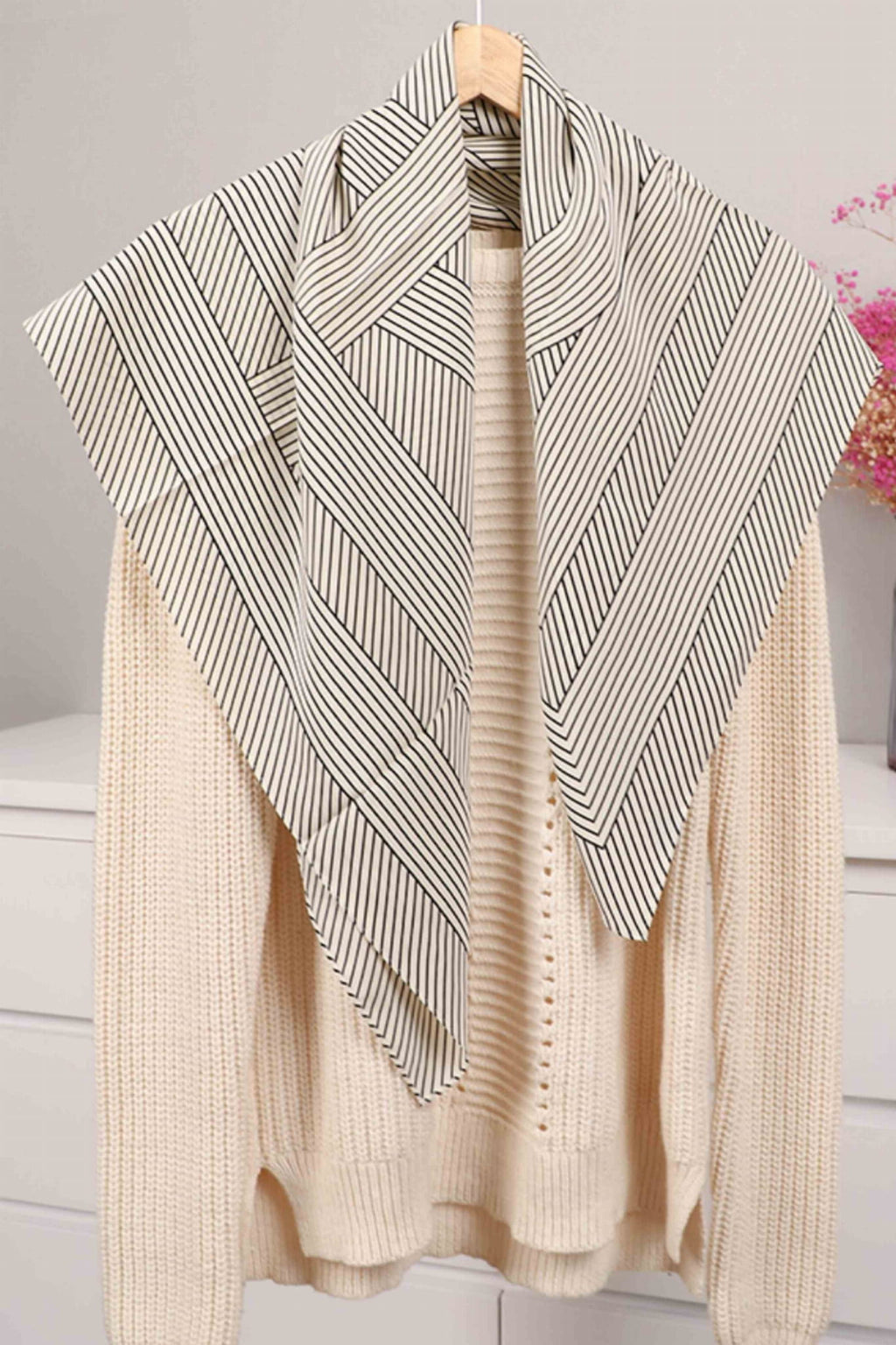 Apaszka, Model: F167//T36//15, Kolor: ekru, Skład materiału: 100% Poliester, Przeznaczenie: Wielosezonowe, Wymiary(długość/szerokość): 90cm/90cm