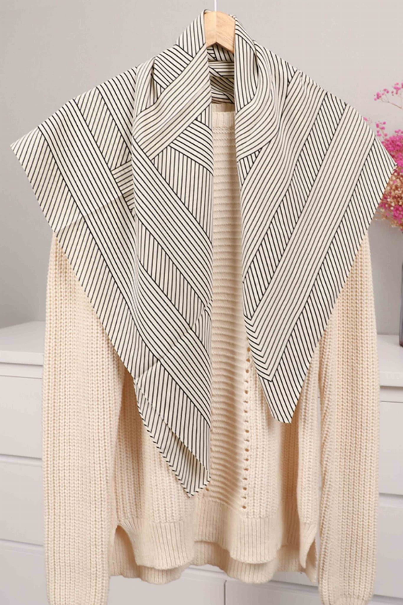 Apaszka, Model: F167//T36//15, Kolor: ekru, Skład materiału: 100% Poliester, Przeznaczenie: Wielosezonowe, Wymiary(długość/szerokość): 90cm/90cm