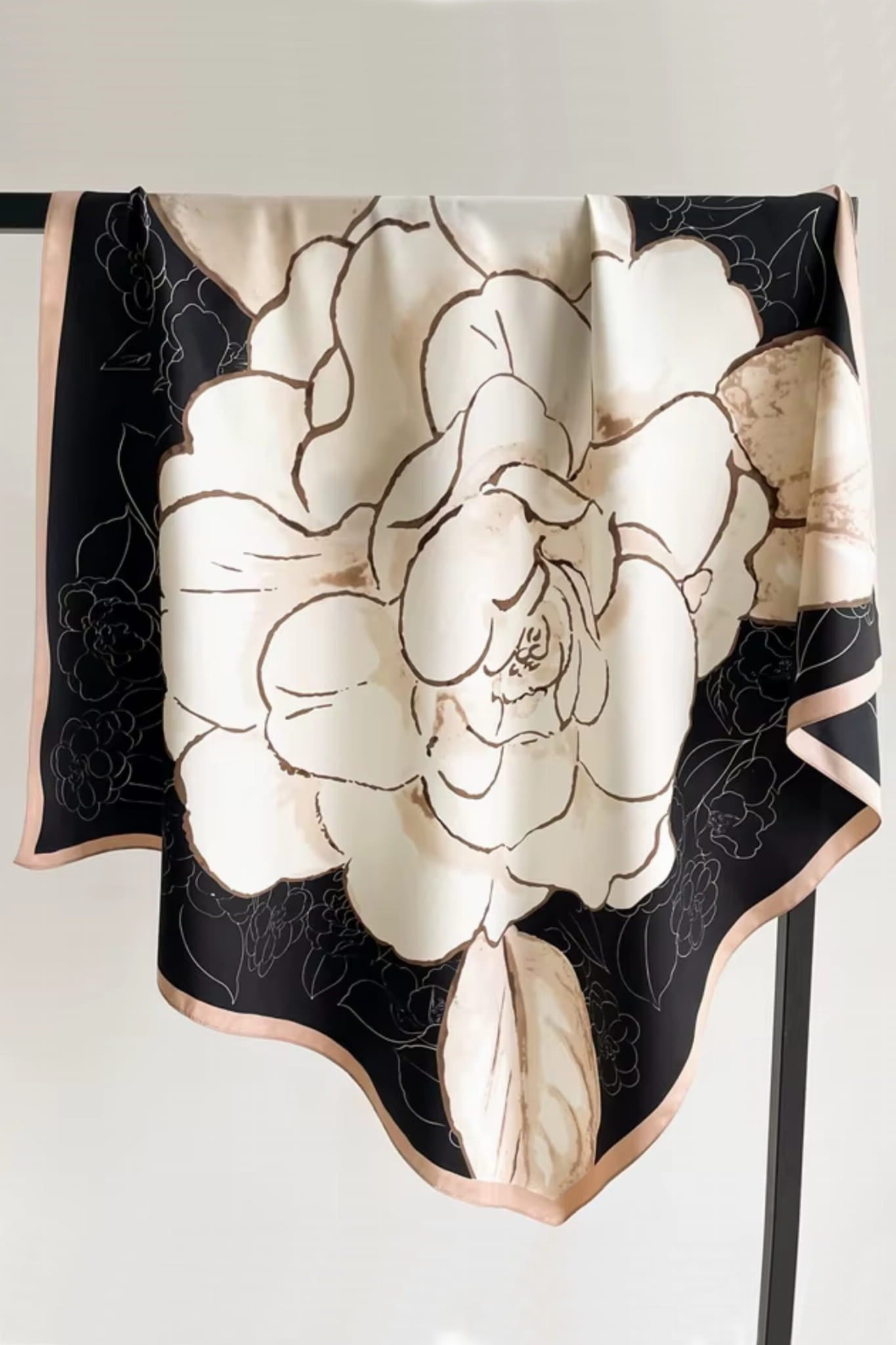 Apaszka, Model: F186-1//T37//16, Kolor: beżowy, Skład materiału: 100% Poliester, Przeznaczenie: Wielosezonowe, Wymiary(długość/szerokość): 90cm/90cm