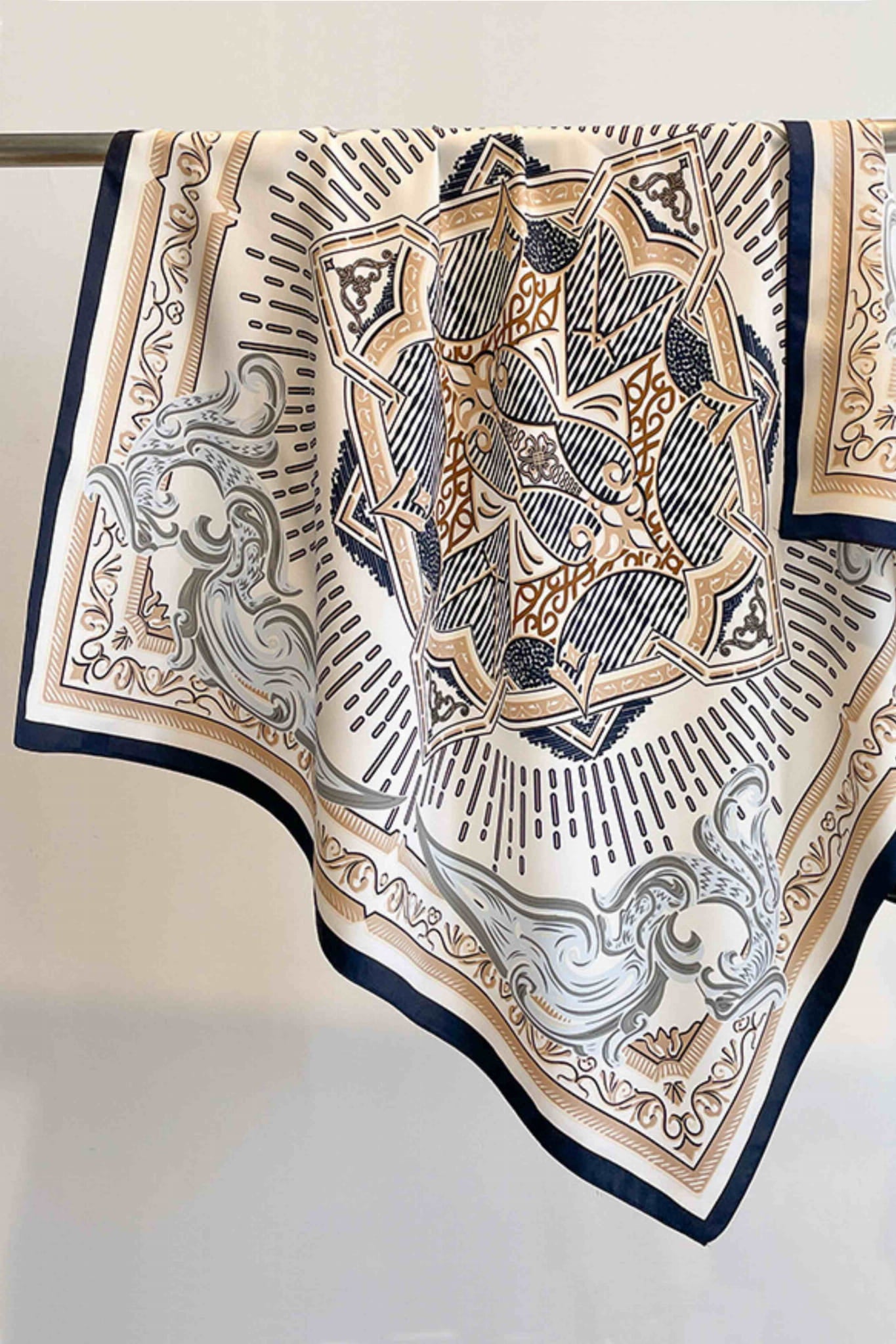 Detal apaszki z imitacji jedwabiu, ukazujący misterny barokowy wzór i orientalne motywy | KAMEA | Spironik.pl