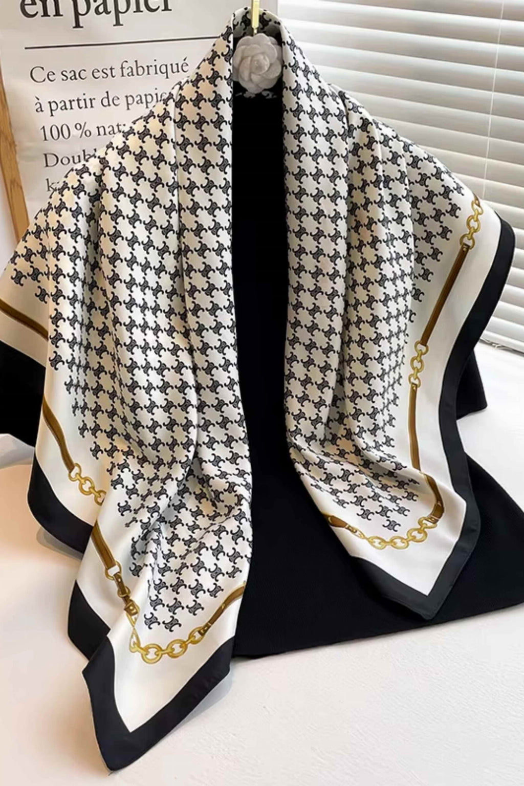 Apaszka, Model: F192-2//T37//16, Kolor: ekru, Skład materiału: 100% Poliester, Przeznaczenie: Wielosezonowe, Wymiary(długość/szerokość): 90cm/90cm