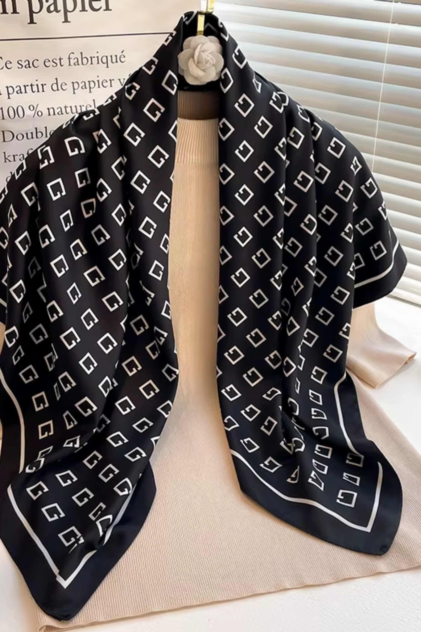 Apaszka, Model: F193-2//T36//15, Kolor: czarny, Skład materiału: 100% Poliester, Przeznaczenie: Wielosezonowe, Wymiary(długość/szerokość): 90cm/90cm