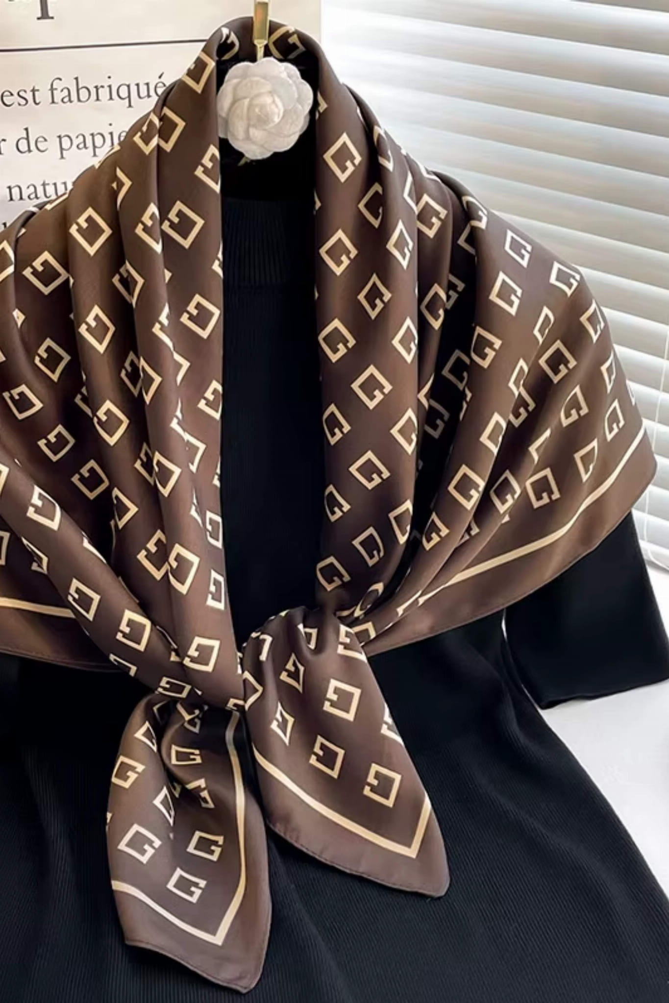 Apaszka, Model: F193-3//T37//16, Kolor: brązowy, Skład materiału: 100% Poliester, Przeznaczenie: Wielosezonowe, Wymiary(długość/szerokość): 90cm/90cm