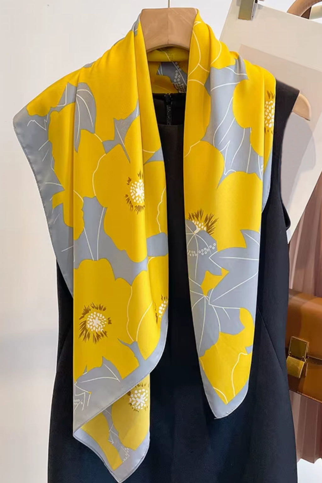 Detal apaszki „Letni Blask” ukazujący miękką fakturę imitacji jedwabiu | KAMEA | Spironik.pl