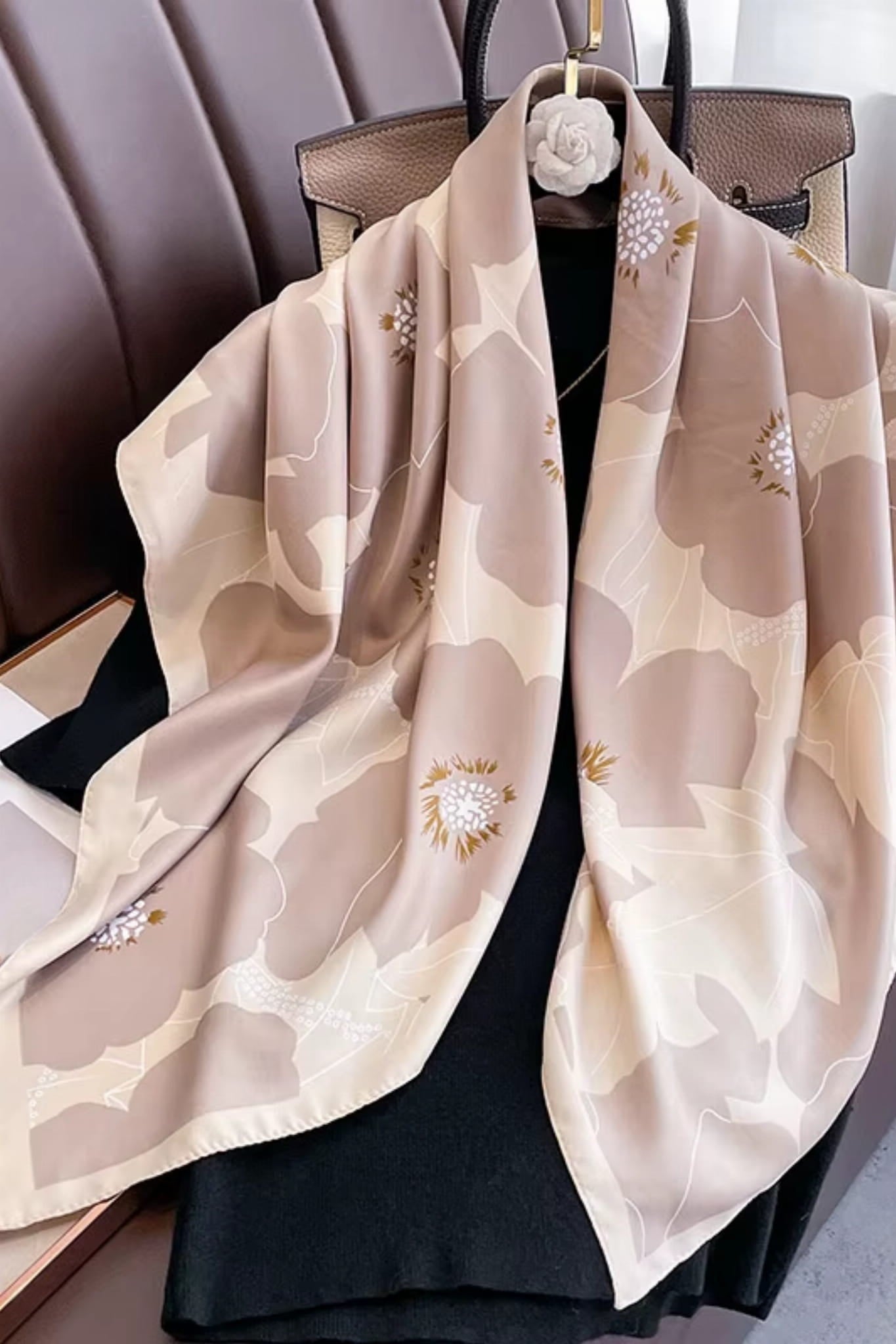 Apaszka, Model: F195-3//T37//16, Kolor: beżowy, Skład materiału: 100% Poliester, Przeznaczenie: Wielosezonowe, Wymiary(długość/szerokość): 90cm/90cm