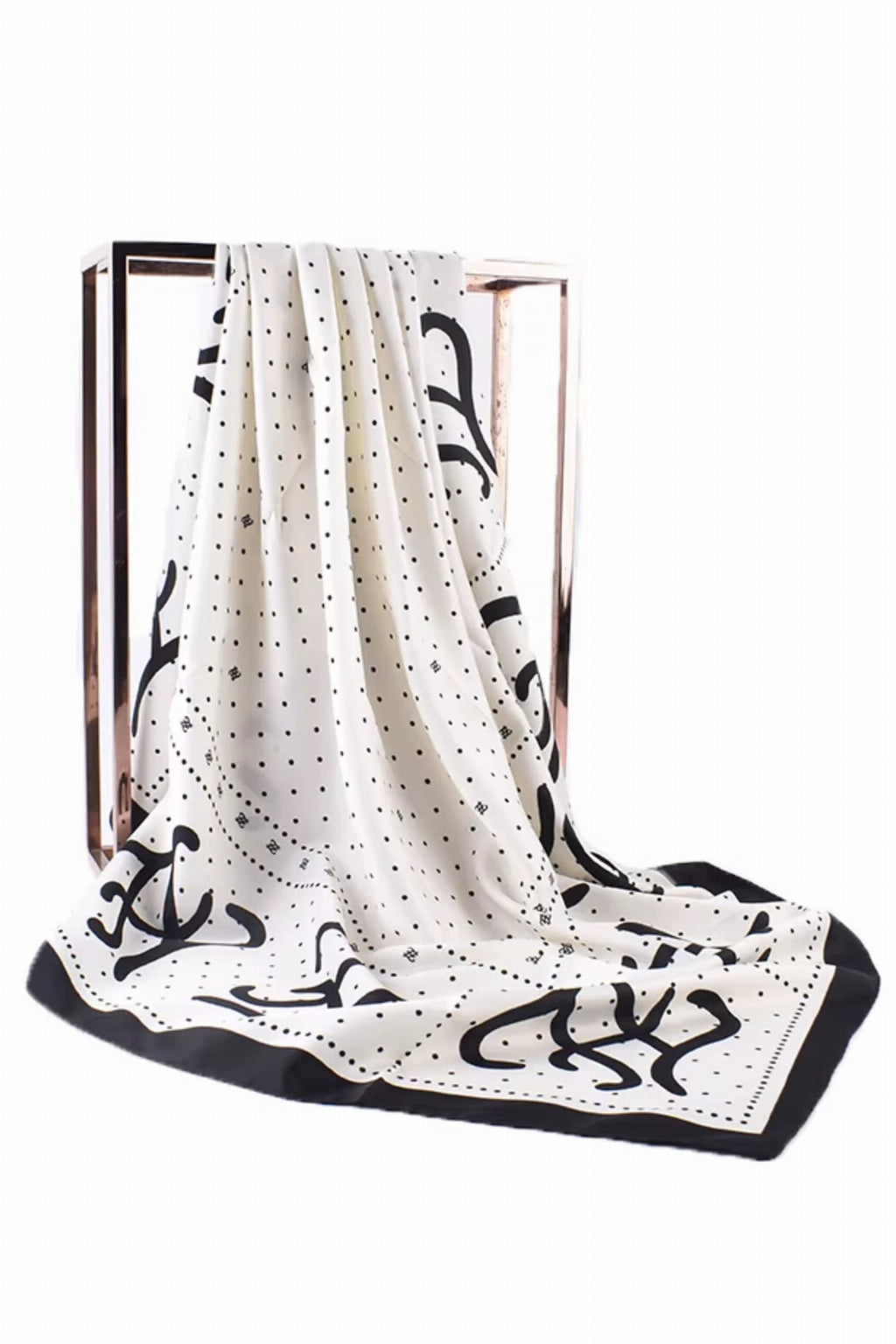 Kremowa apaszka z czarnym monogramem, doskonała do stylizacji biurowych i weekendowych | KAMEA | Spironik.pl