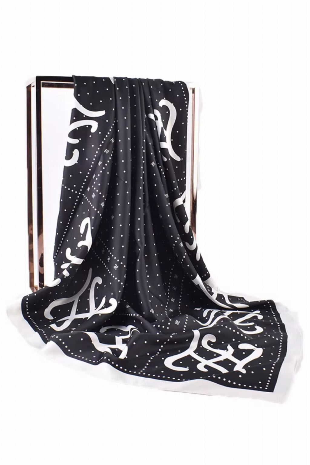 Bok apaszki z wyraźnym monogramem, podkreślającym jej nowoczesny i elegancki styl | KAMEA | Spironik.pl