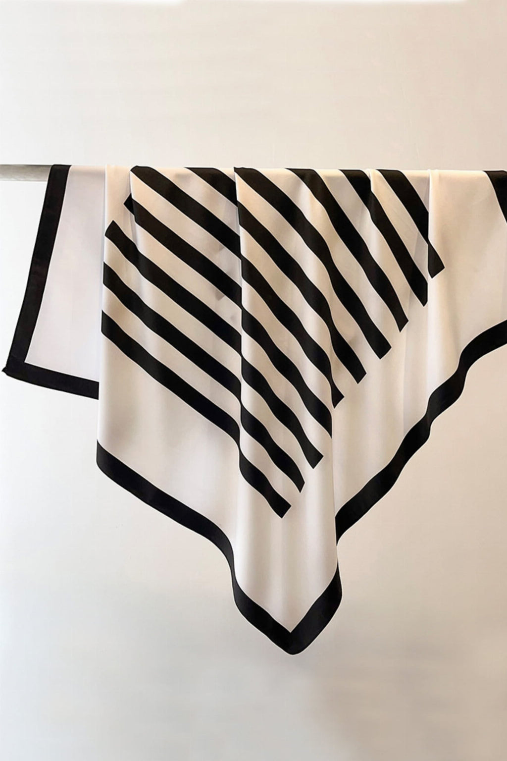 Apaszka, Model: F206//T35//14, Kolor: biały, Skład materiału: 100% Poliester, Przeznaczenie: Wielosezonowe, Wymiary(długość/szerokość): 90cm/90cm