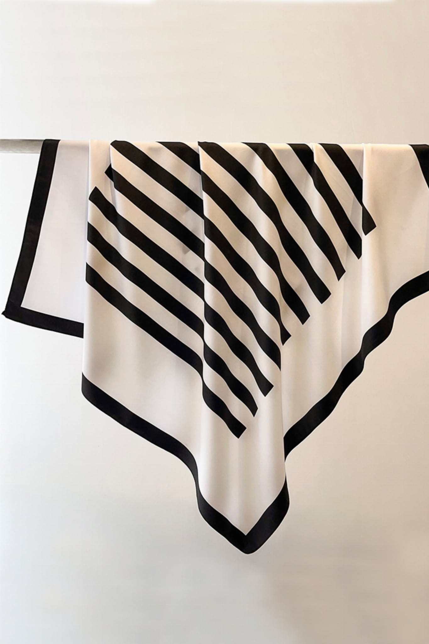 Apaszka, Model: F206//T35//14, Kolor: biały, Skład materiału: 100% Poliester, Przeznaczenie: Wielosezonowe, Wymiary(długość/szerokość): 90cm/90cm