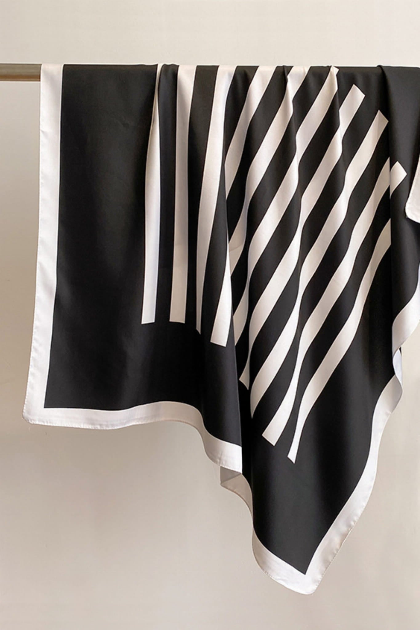 Apaszka, Model: F208//T35//14, Kolor: czarny, Skład materiału: 100% Poliester, Przeznaczenie: Wielosezonowe, Wymiary(długość/szerokość): 90cm/90cm