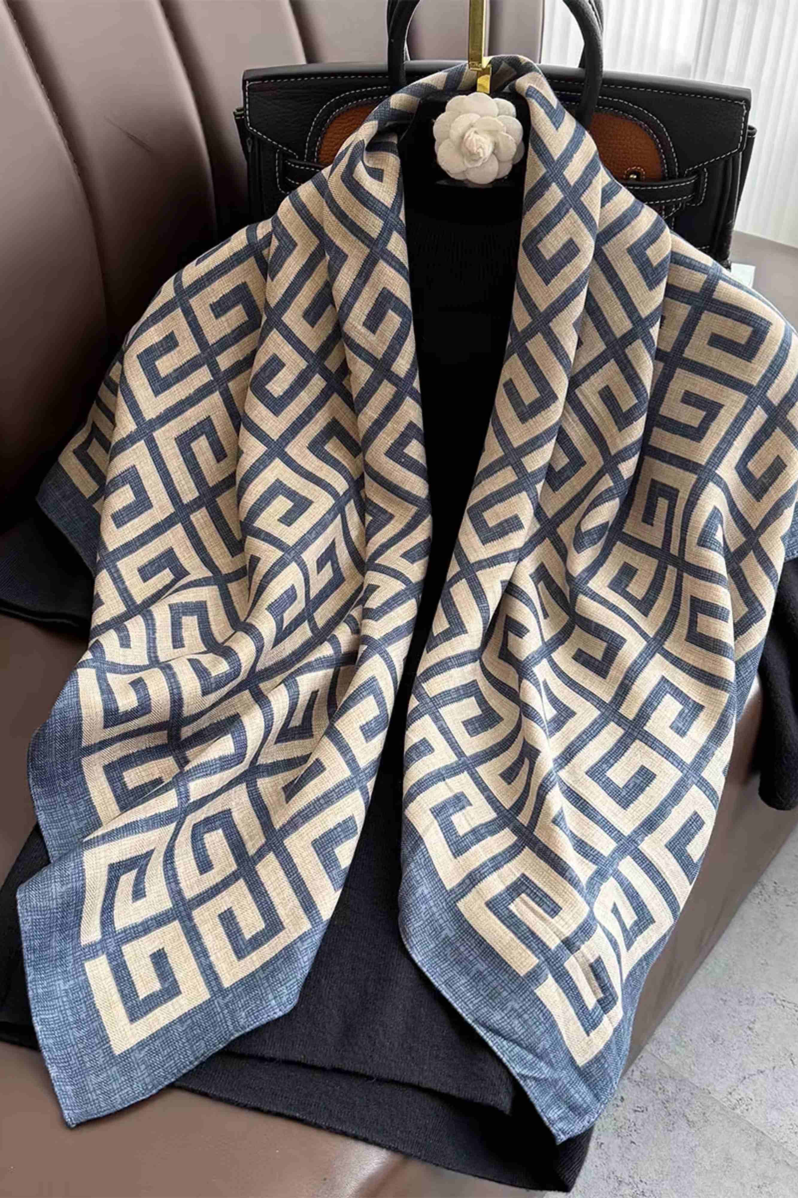 Apaszka, Model: F216-4//T35//14, Kolor: grafitowy, Skład materiału: 100% Poliester, Przeznaczenie: Wielosezonowe, Wymiary(długość/szerokość): 90cm/90cm (Apaszka, zdjęcie 2)