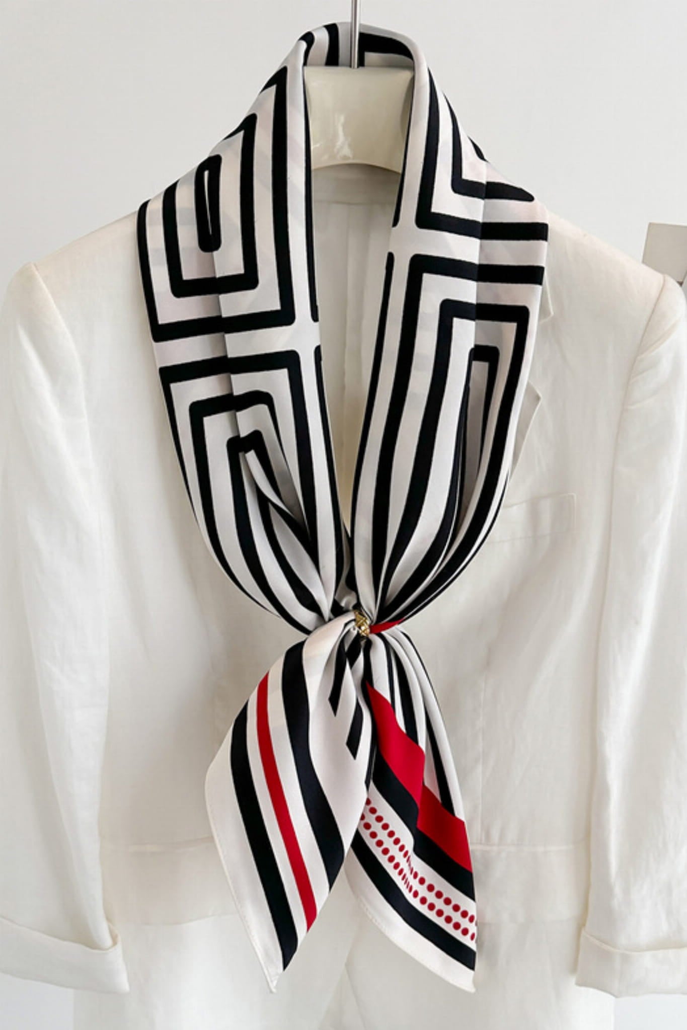 Apaszka, Model: F240-4//T36//15, Kolor: czarny, Skład materiału: 100% Poliester, Przeznaczenie: Wielosezonowe, Wymiary(długość/szerokość): 90cm/90cm (Apaszka, zdjęcie 3)