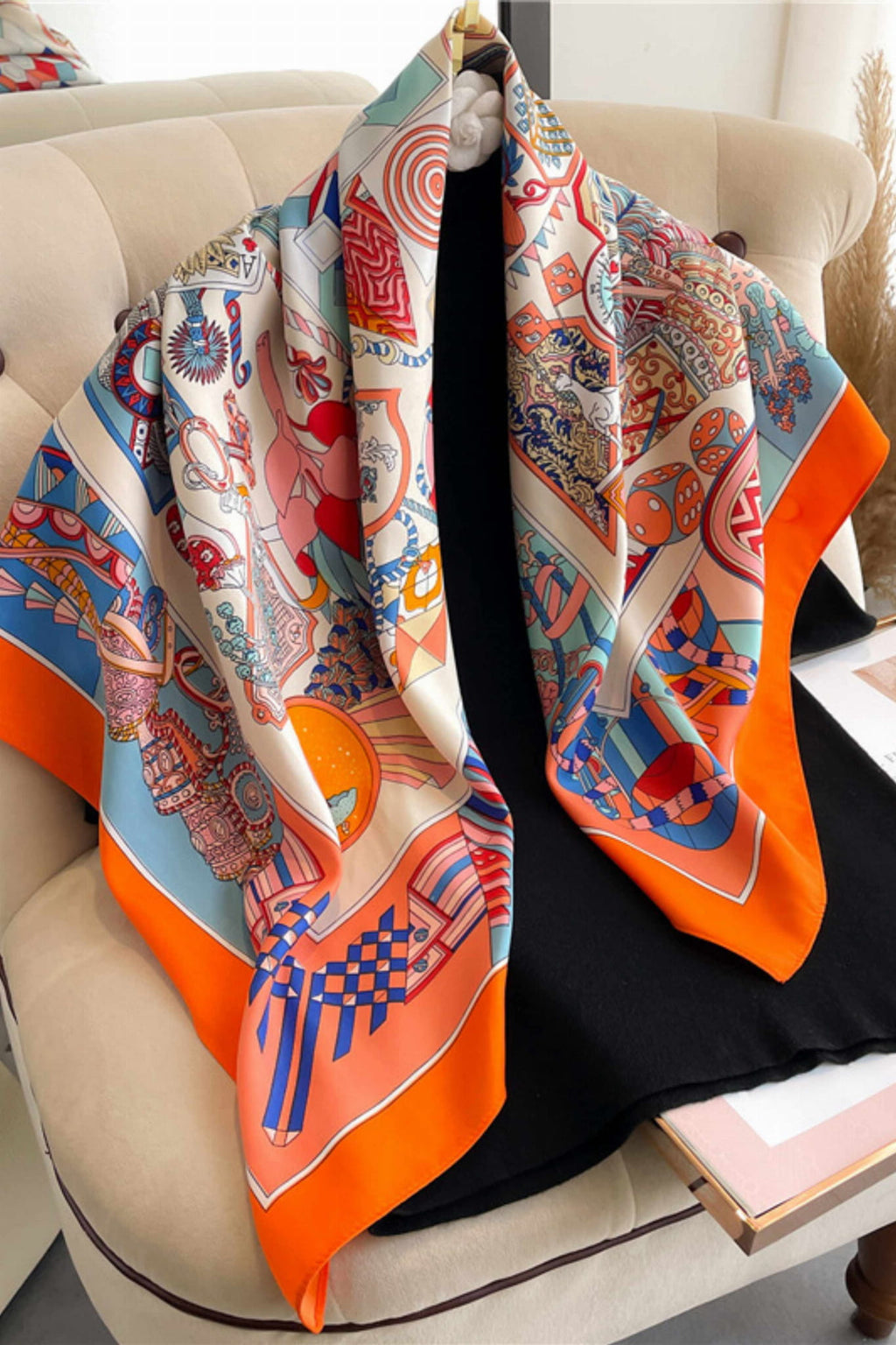 Apaszka, Model: F249-5//T36//15, Kolor: pomarańczowy, Skład materiału: 100% Poliester, Przeznaczenie: Wielosezonowe, Wymiary(długość/szerokość): 90cm/90cm