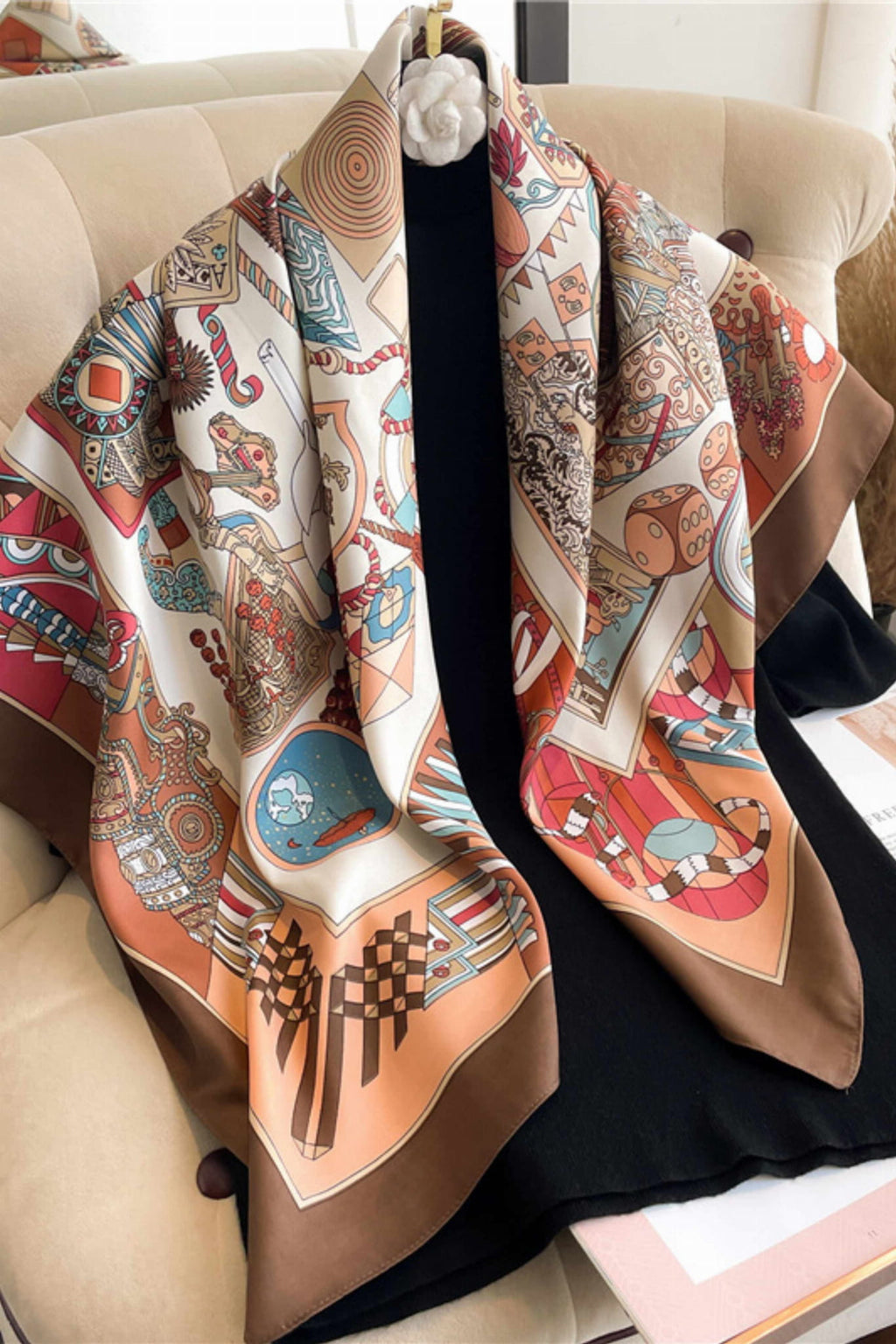 Apaszka, Model: F249-2//T36//15, Kolor: jasny brązowy, Skład materiału: 100% Poliester, Przeznaczenie: Wielosezonowe, Wymiary(długość/szerokość): 90cm/90cm