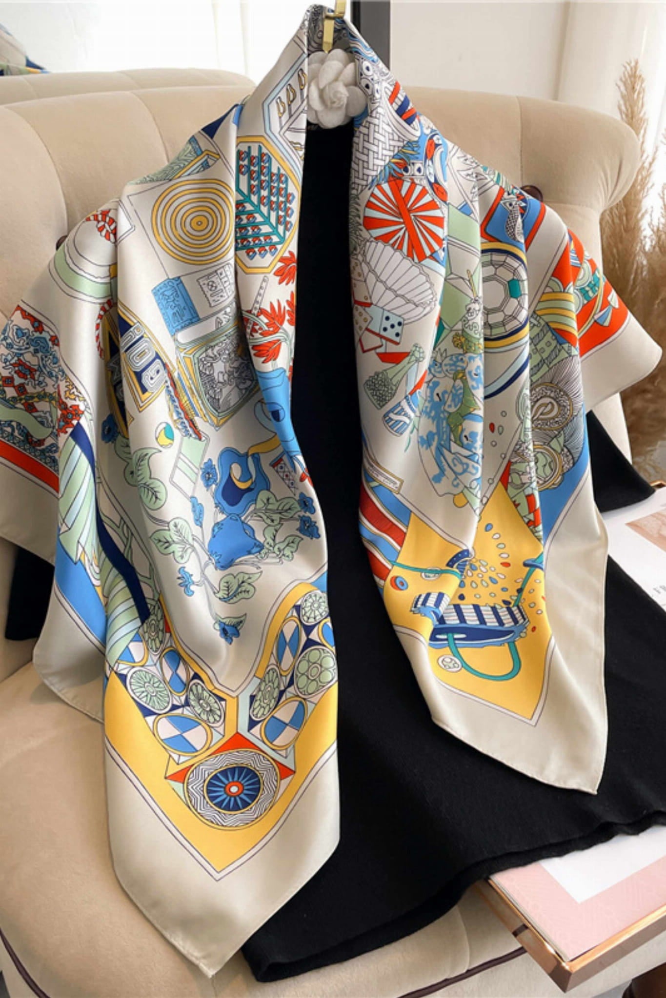 Apaszka, Model: F249-4//T36//15, Kolor: beżowy, Skład materiału: 100% Poliester, Przeznaczenie: Wielosezonowe, Wymiary(długość/szerokość): 90cm/90cm (Apaszka, zdjęcie 2)